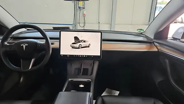 Tesla Model 3 view 5