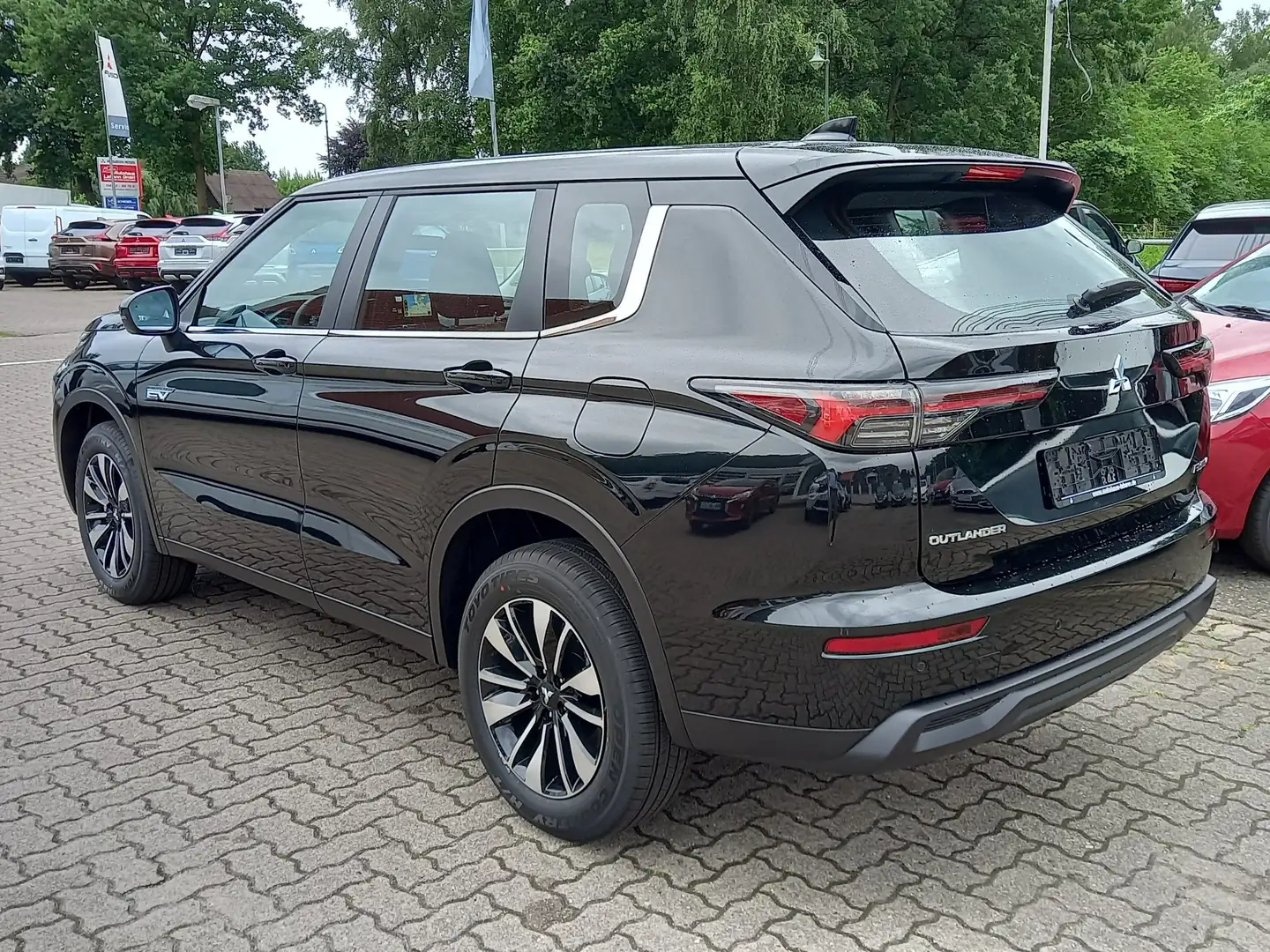 Mitsubishi Outlander 2.4 4WD Plug-In Hybrid Basis Schwarz - 2