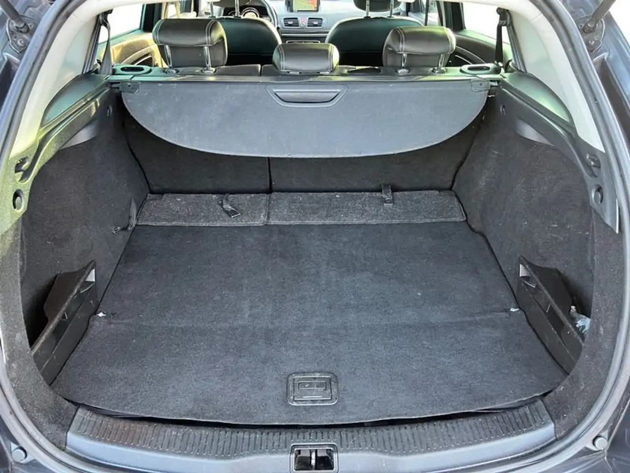 Renault Megane Grandtour — photo 18