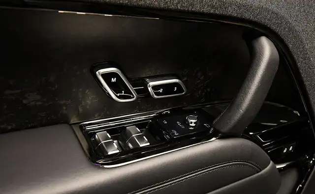Land Rover Range Rover Sport view 12