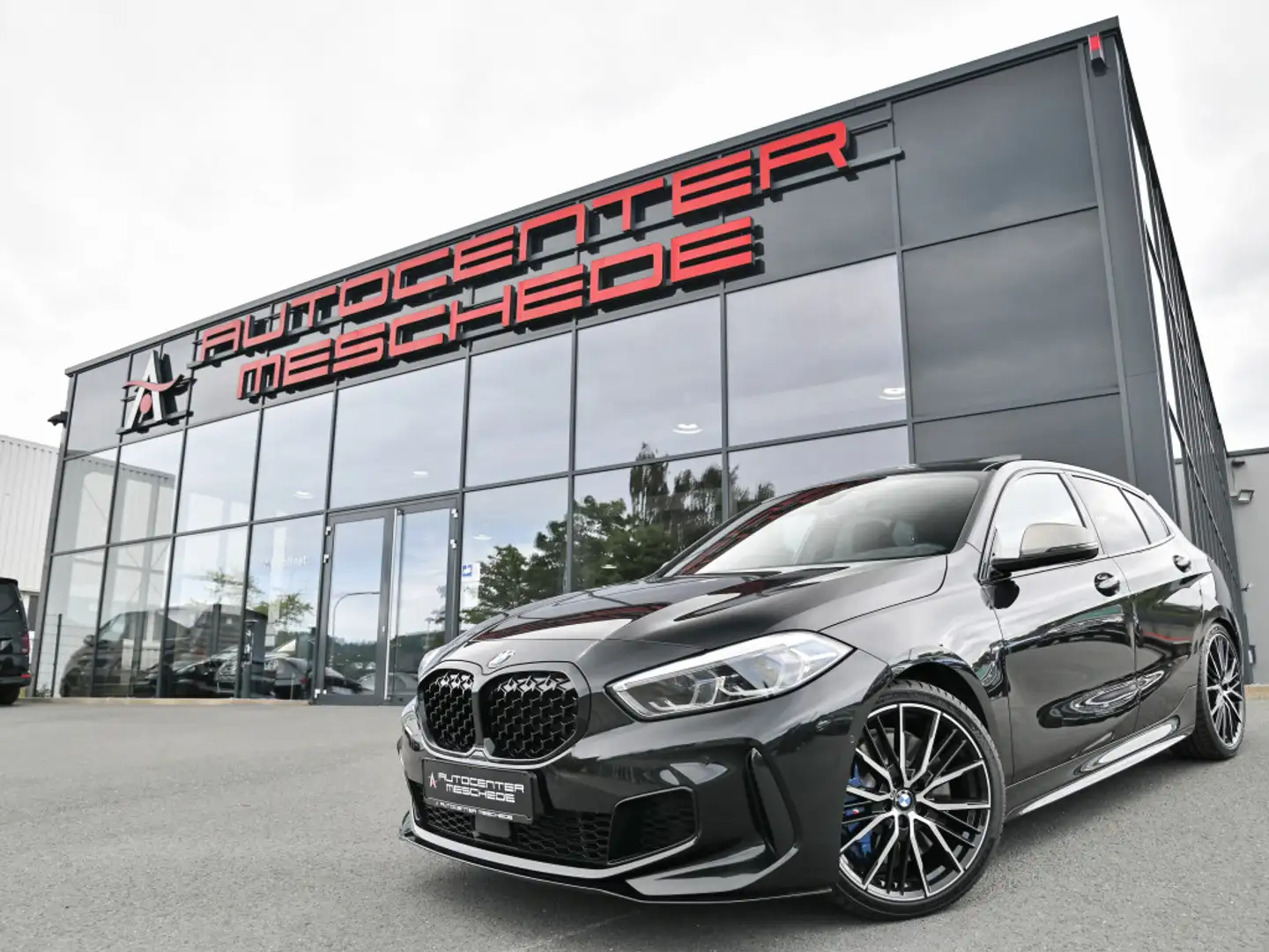 BMW 135 xDrive Navi* Pano* Head-Up* Kamera* 19 Zwart - 1