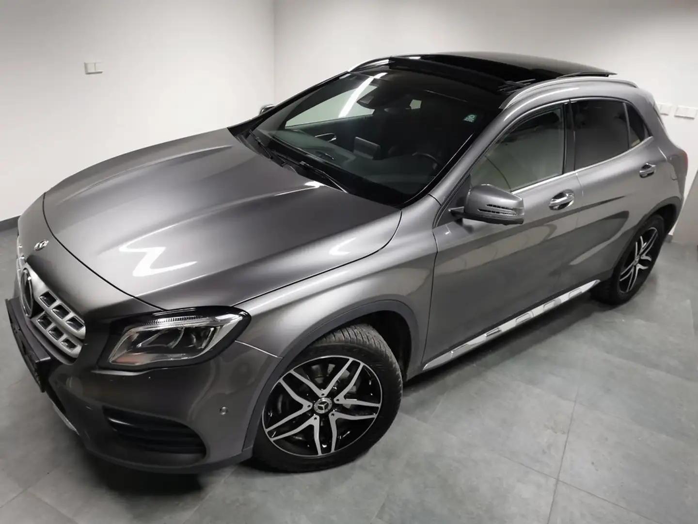 Mercedes-Benz GLA 250 -4 Matic,2xAMG Paket,Panorama,Ahv,SR+WR,Standhzg. Grau - 1