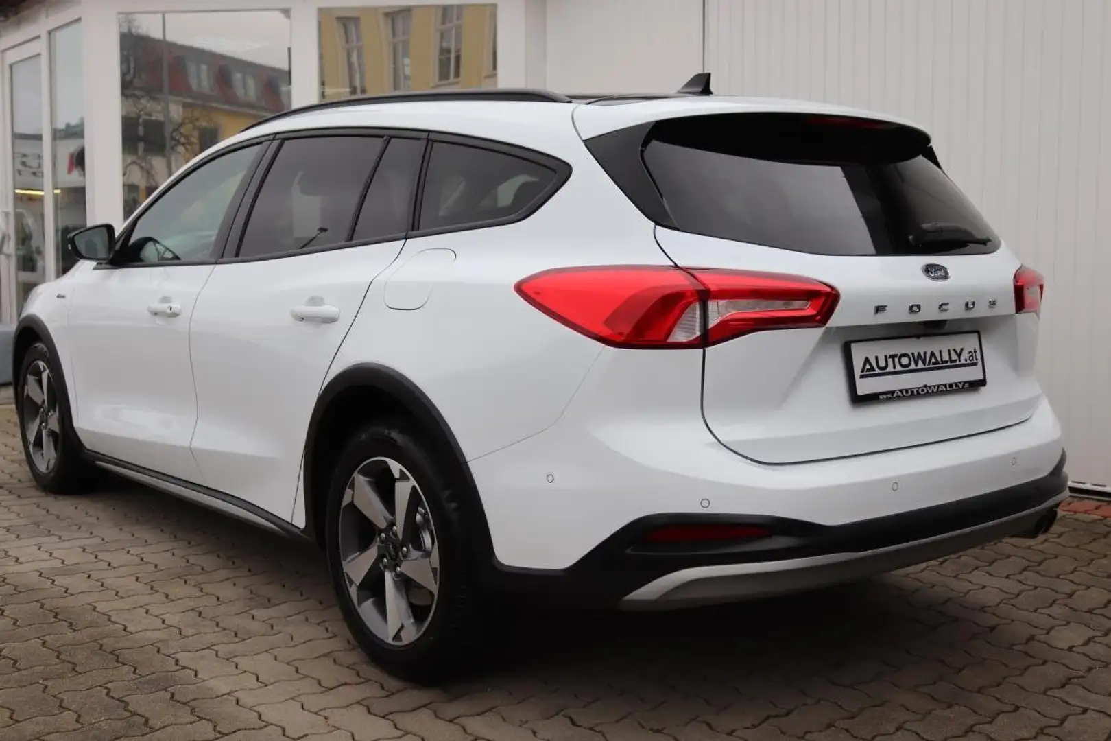 Ford Focus Traveller1,5 EcoBlue Active Aut. Weiß - 2
