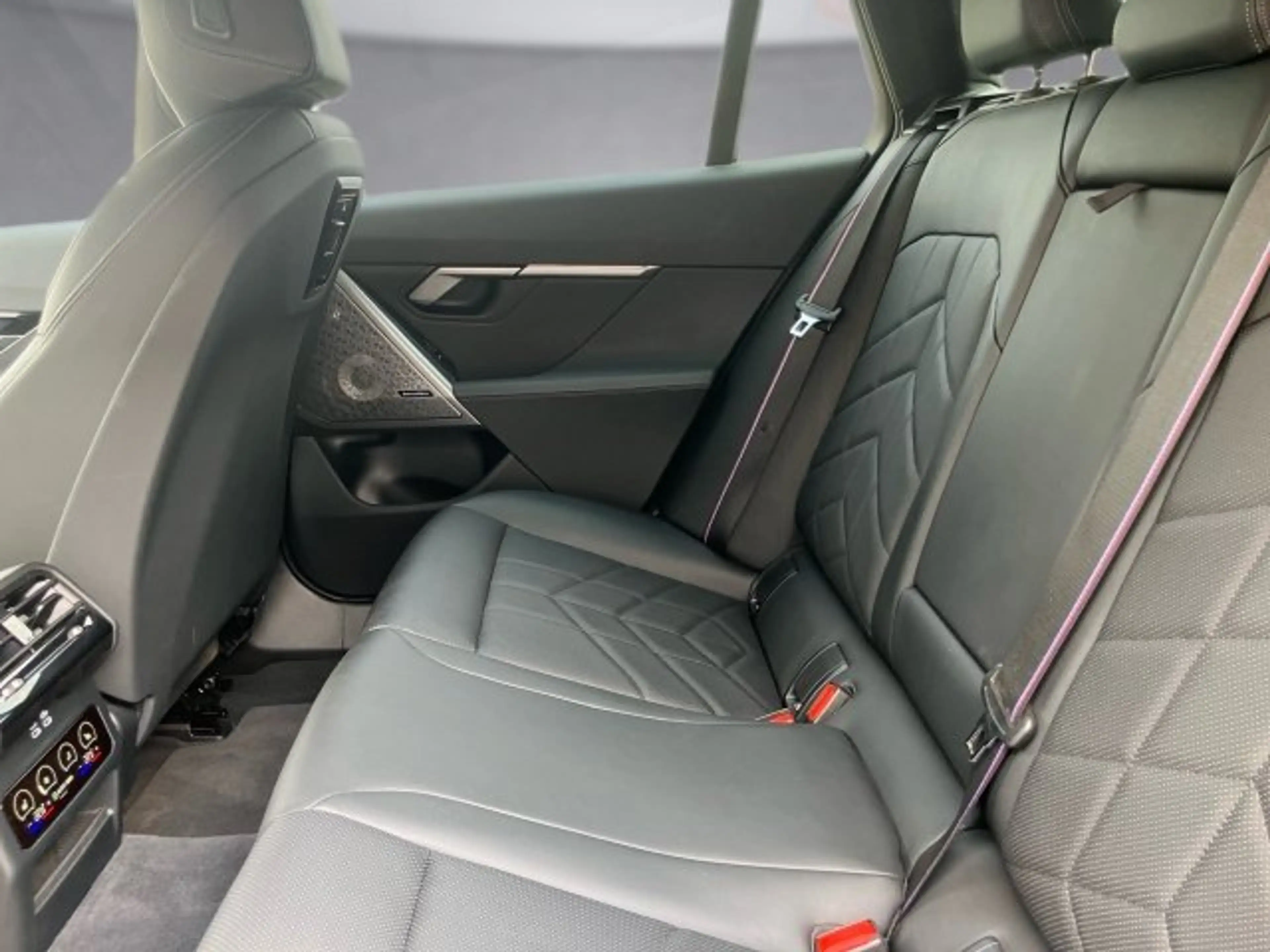 BMW i5 eDrive40 Touring G61 — photo 9