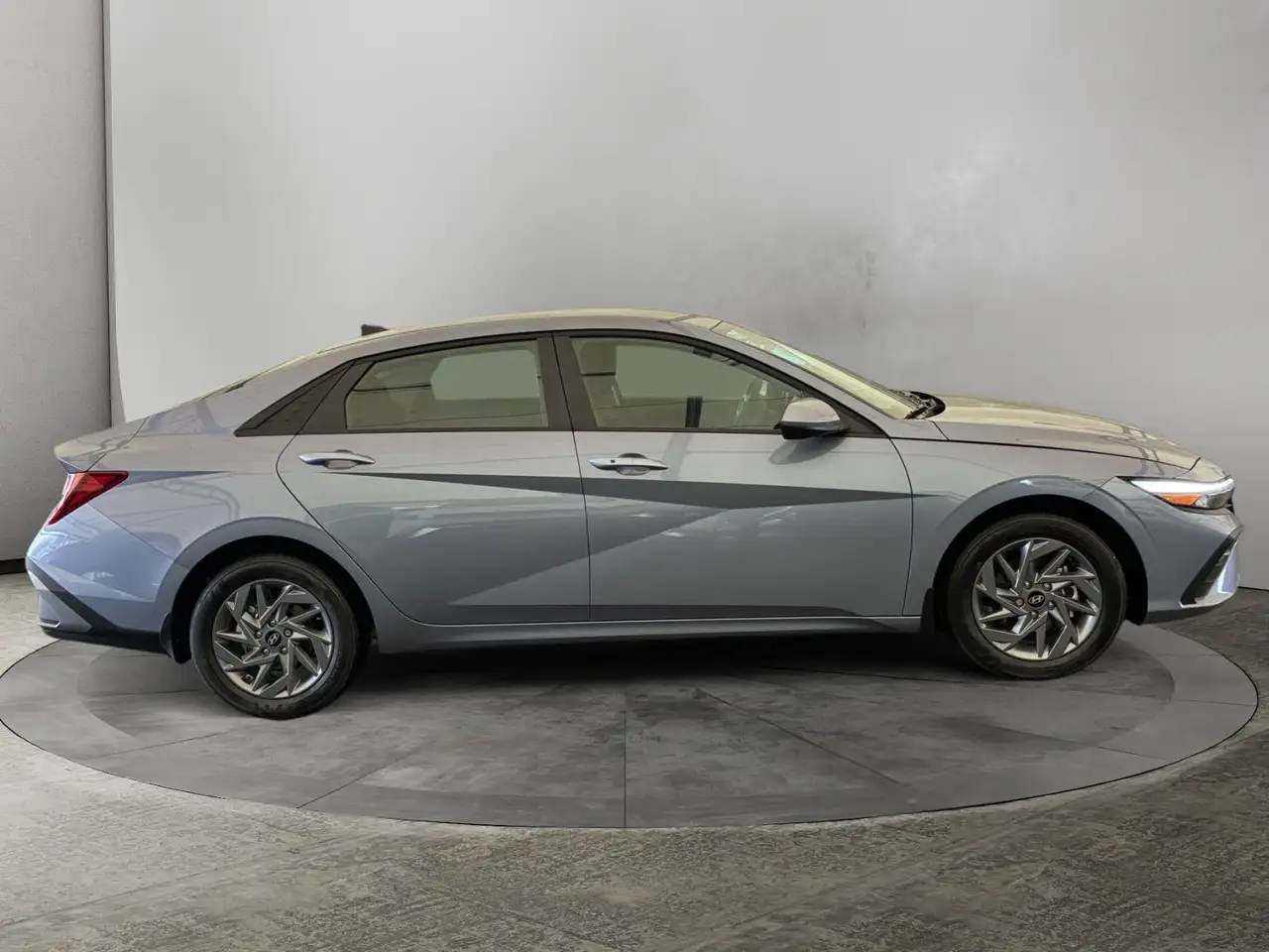 Hyundai ELANTRA снимка Hyundai ELANTRA