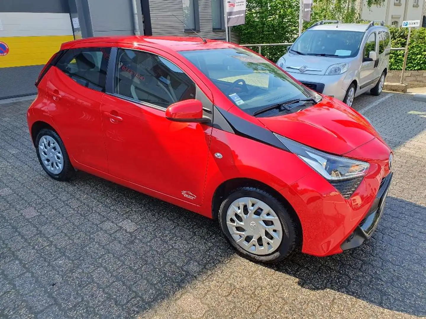 Toyota Aygo X-PLAY II Rood - 2