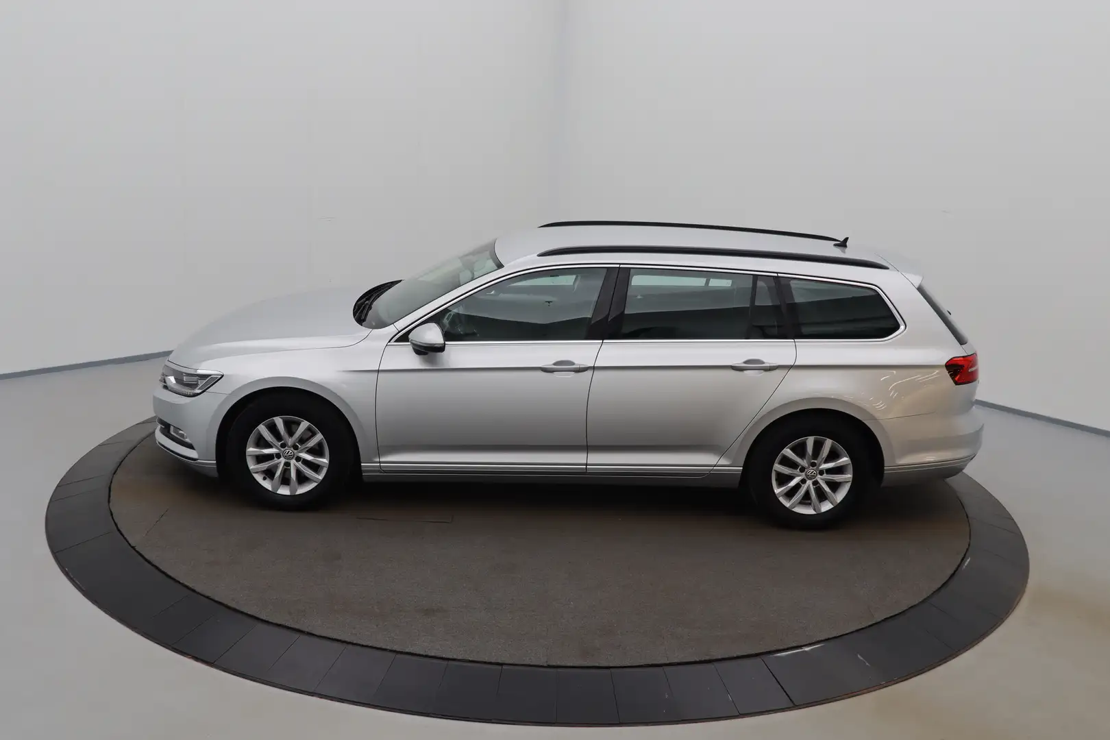 Volkswagen Passat Variant 1.5 TSI ACT Comfortline Bus. LED GPS PDC CAM ACC Zilver - 2
