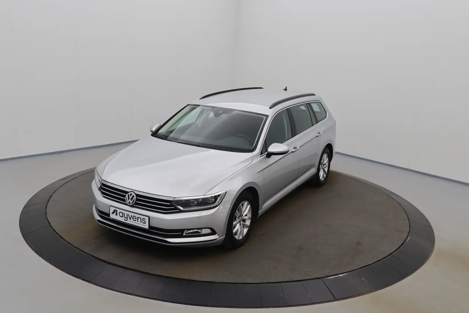 Volkswagen Passat Variant 1.5 TSI ACT Comfortline Bus. LED GPS PDC CAM ACC Zilver - 1