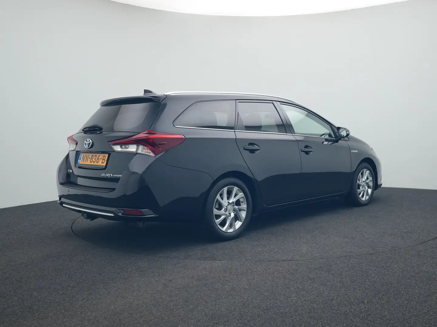 Toyota Auris Touring Sports 1.8 Hybrid Dynamic Grijs - 2