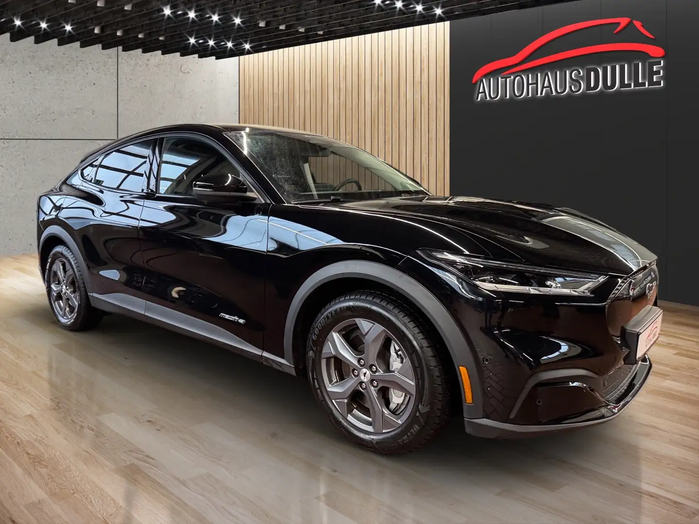 Ford Mustang Mach-E Mustang Mach-E 76 kWh Tech Pak 1 Schwarz - 2