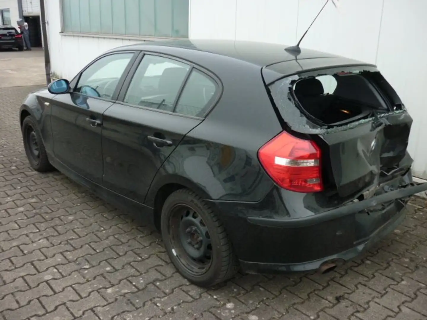 BMW 116 i Heckschaden Teileverkauf oder ganz Schwarz - 2