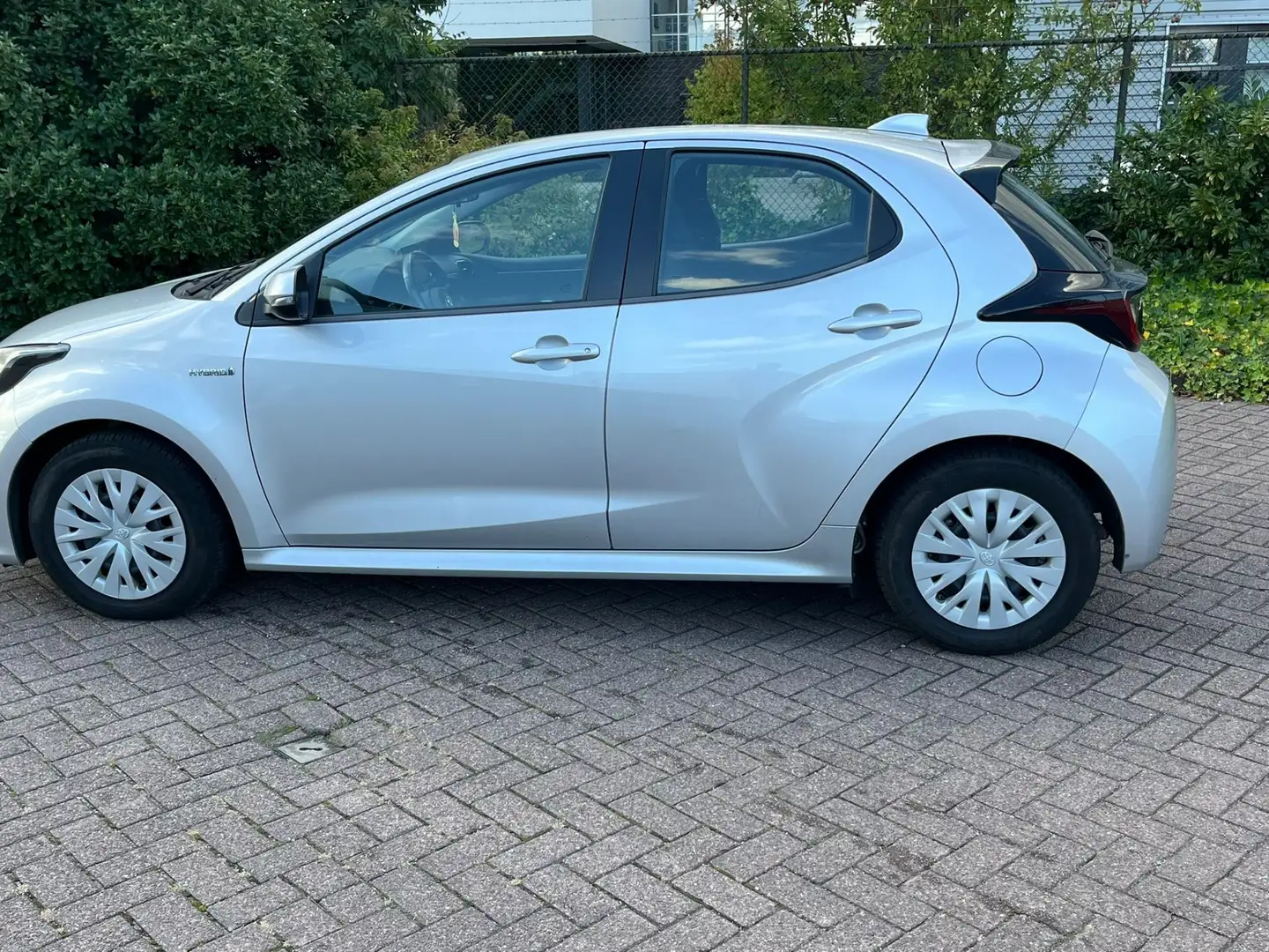 Toyota Yaris 1.5 Hyb. Active Grijs - 2