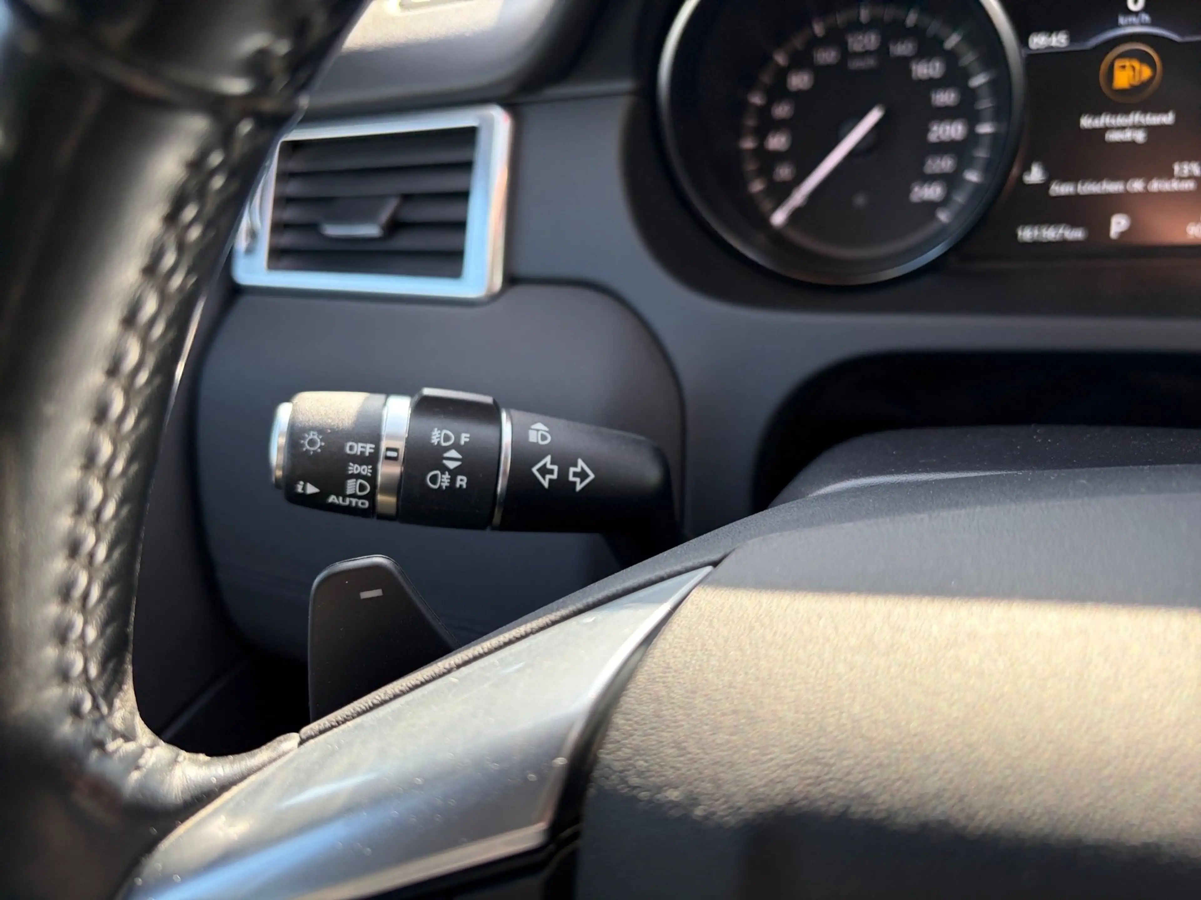 Land Rover Discovery Sport 2.0 TD4 HSE — photo 13