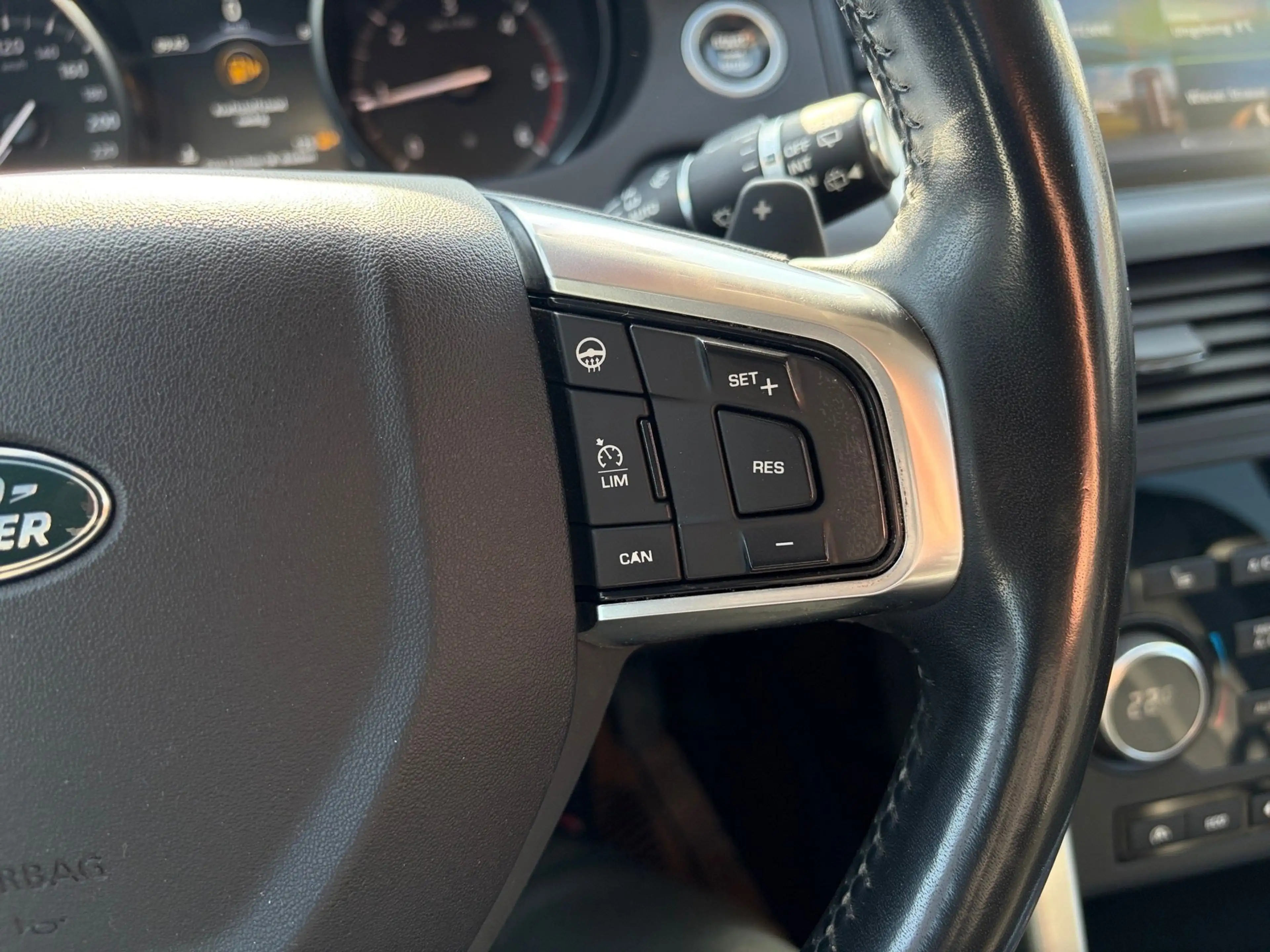 Land Rover Discovery Sport 2.0 TD4 HSE — photo 12