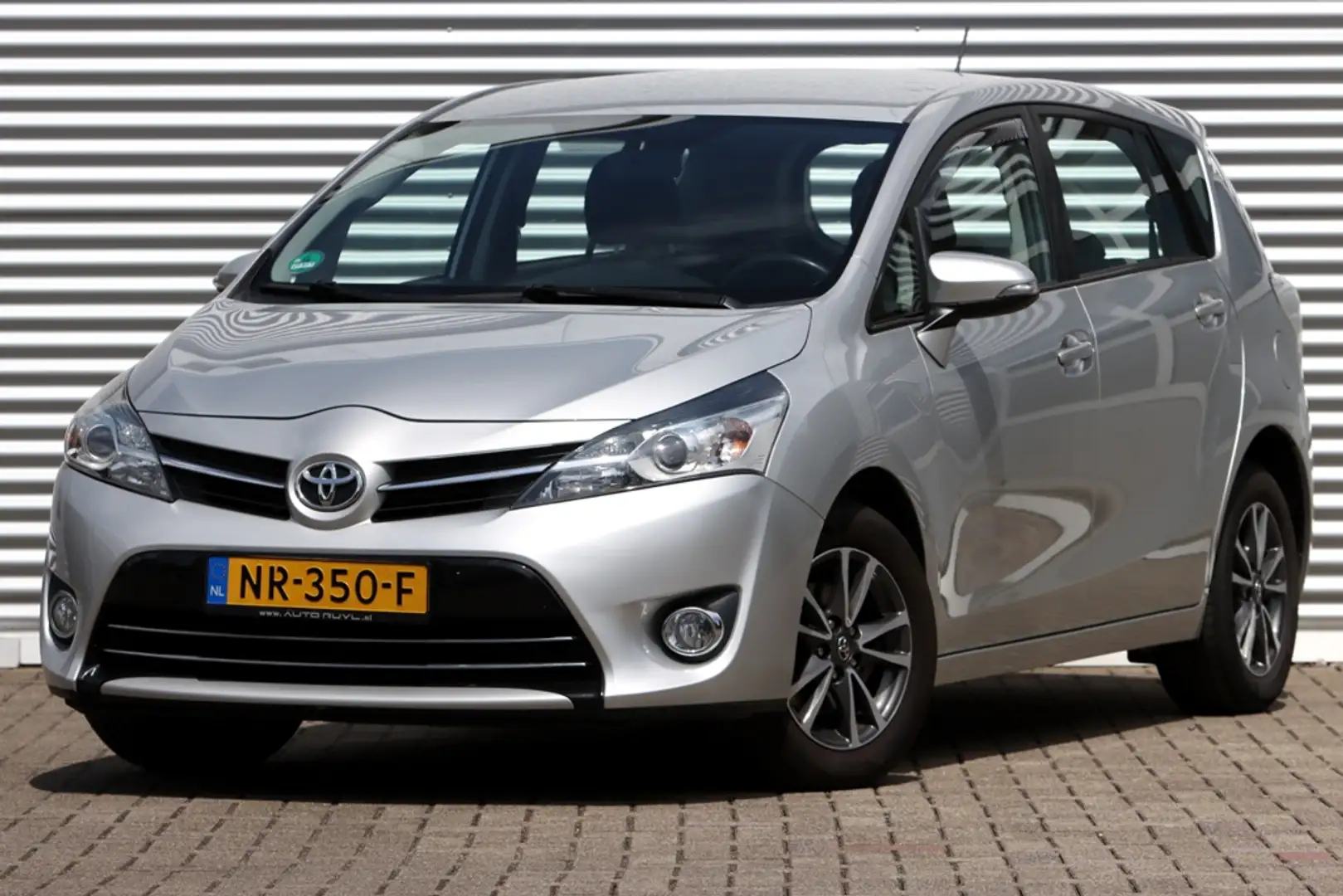 Toyota Verso 1.6 VVT-i Aspiration Zilver - 1