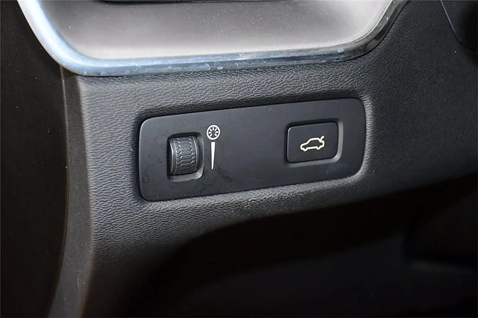 Volvo XC60 B4 Momentum Pro AWD Geartronic Schwarz - 2