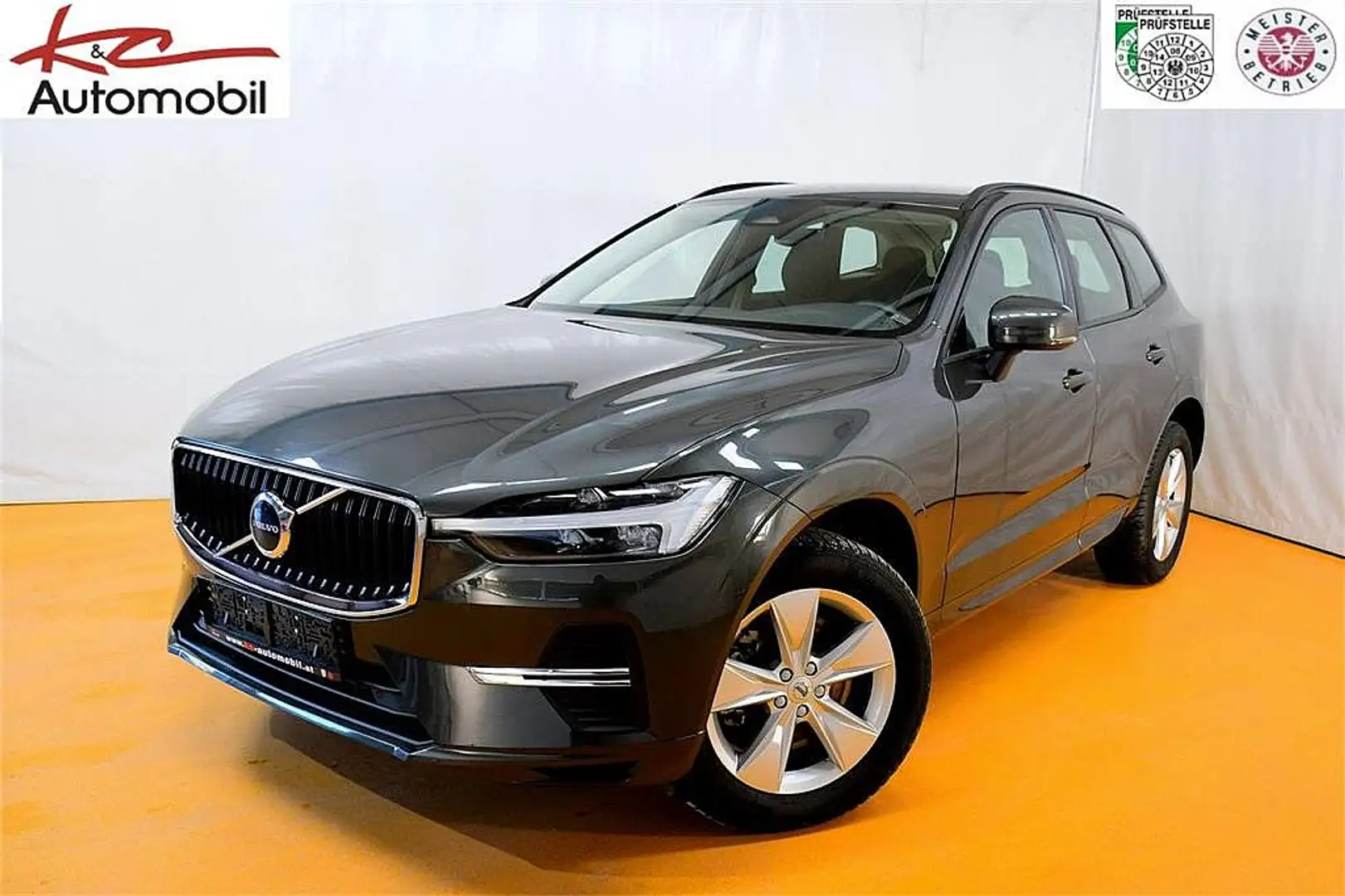 Volvo XC60 B4 Momentum Pro AWD Geartronic Schwarz - 1