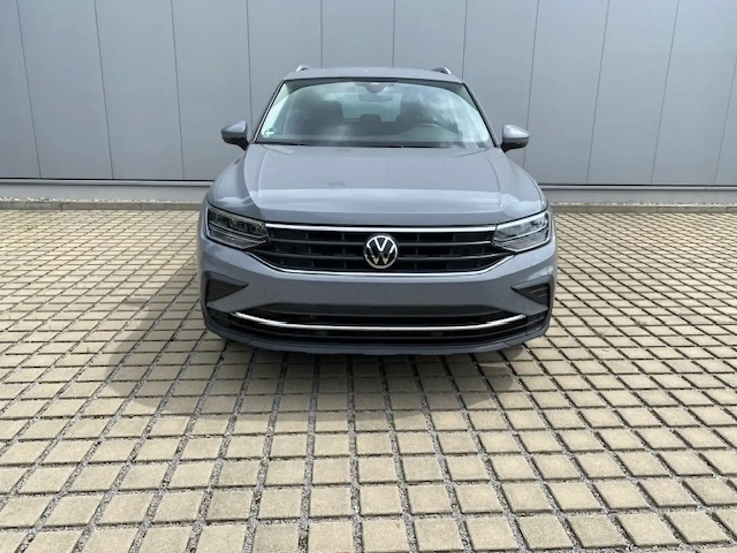 Volkswagen Tiguan 1.5 TSI 150 PS Life AHK/LED/NAVI+VZE/CARGO-PAKET/ Grau - 2