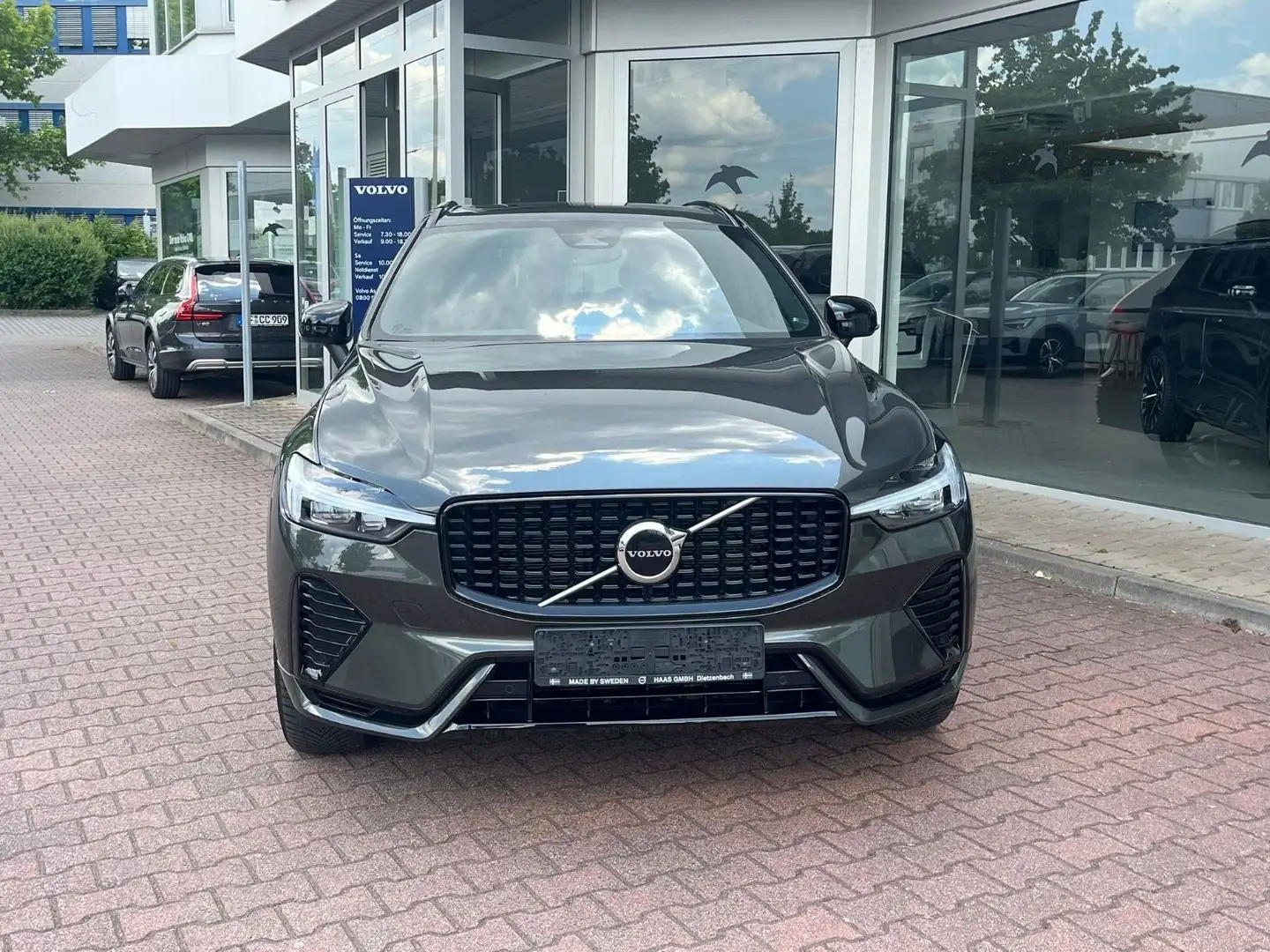 Volvo XC60 B4 R Design Geartronic Grau - 2
