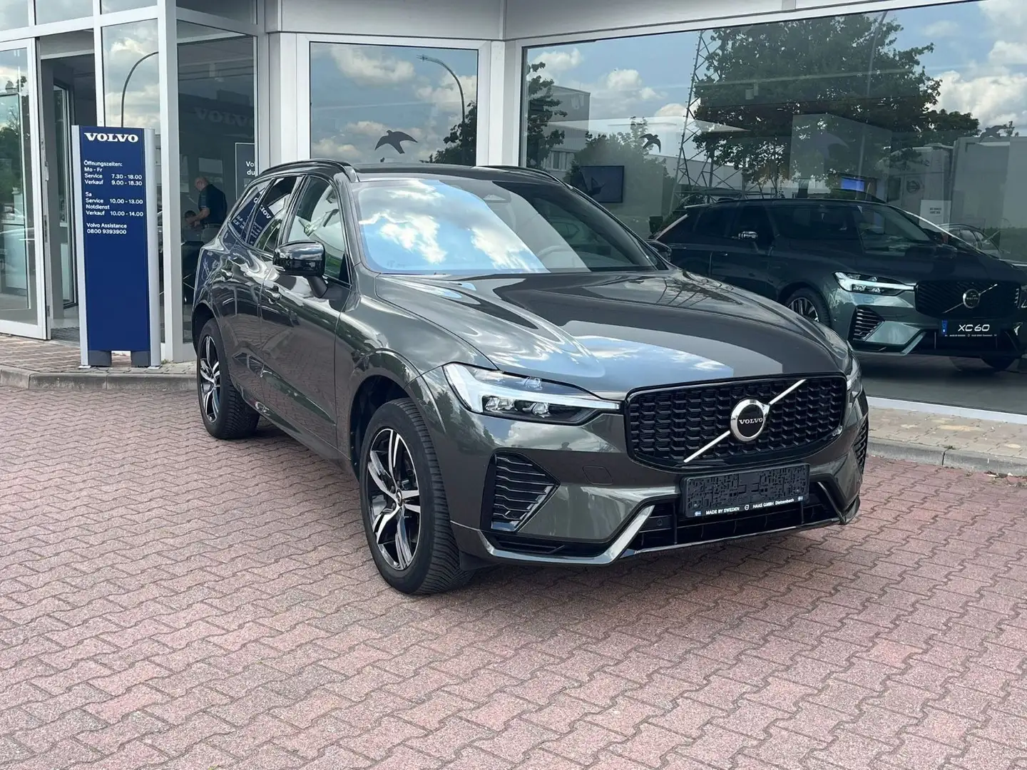 Volvo XC60 B4 R Design Geartronic Grau - 1