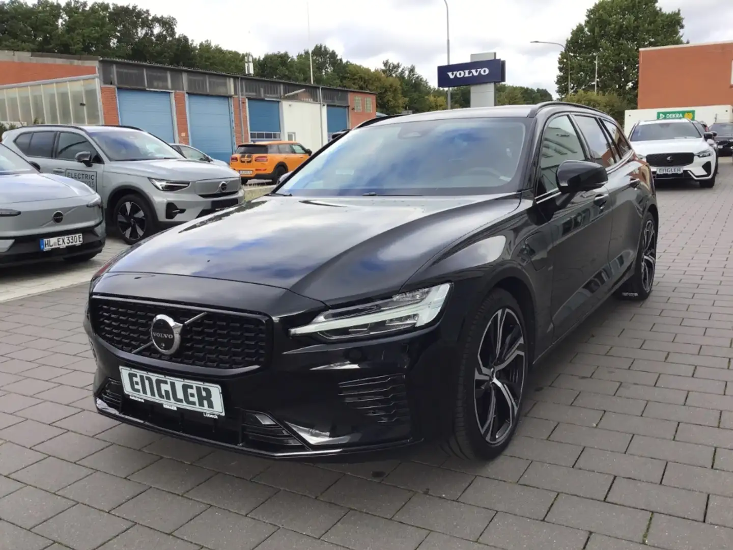 Volvo V60 T6 AWD Plus Dark Recharge Business-Paket Schwarz - 2