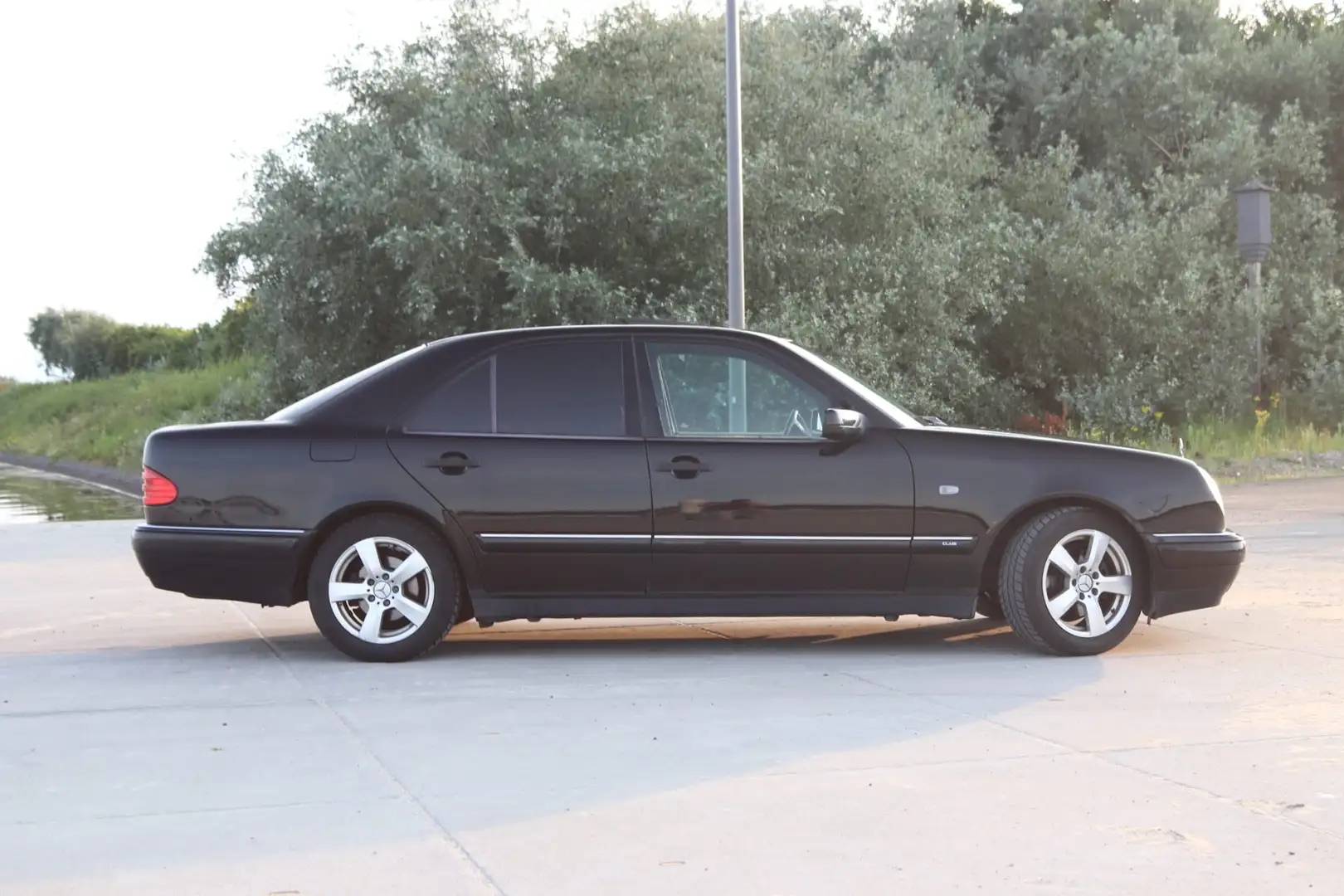 Mercedes-Benz E 200 T Classic - 2