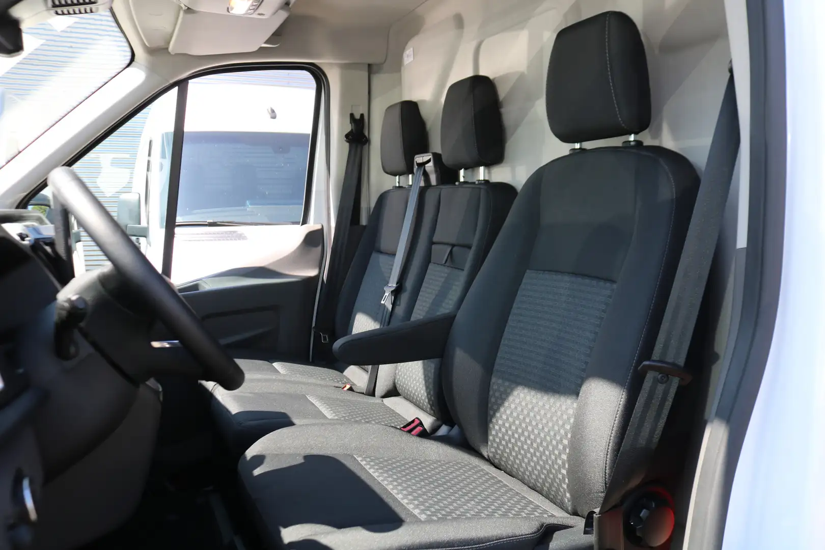 Ford E-Transit 350 L2 H2 Trend 68 kWh Wit - 2