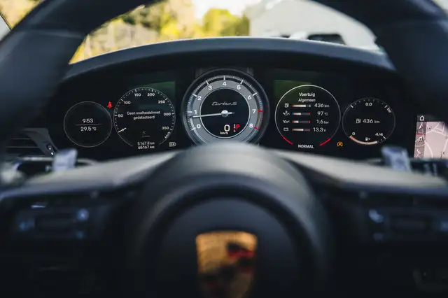 Porsche 992 view 14