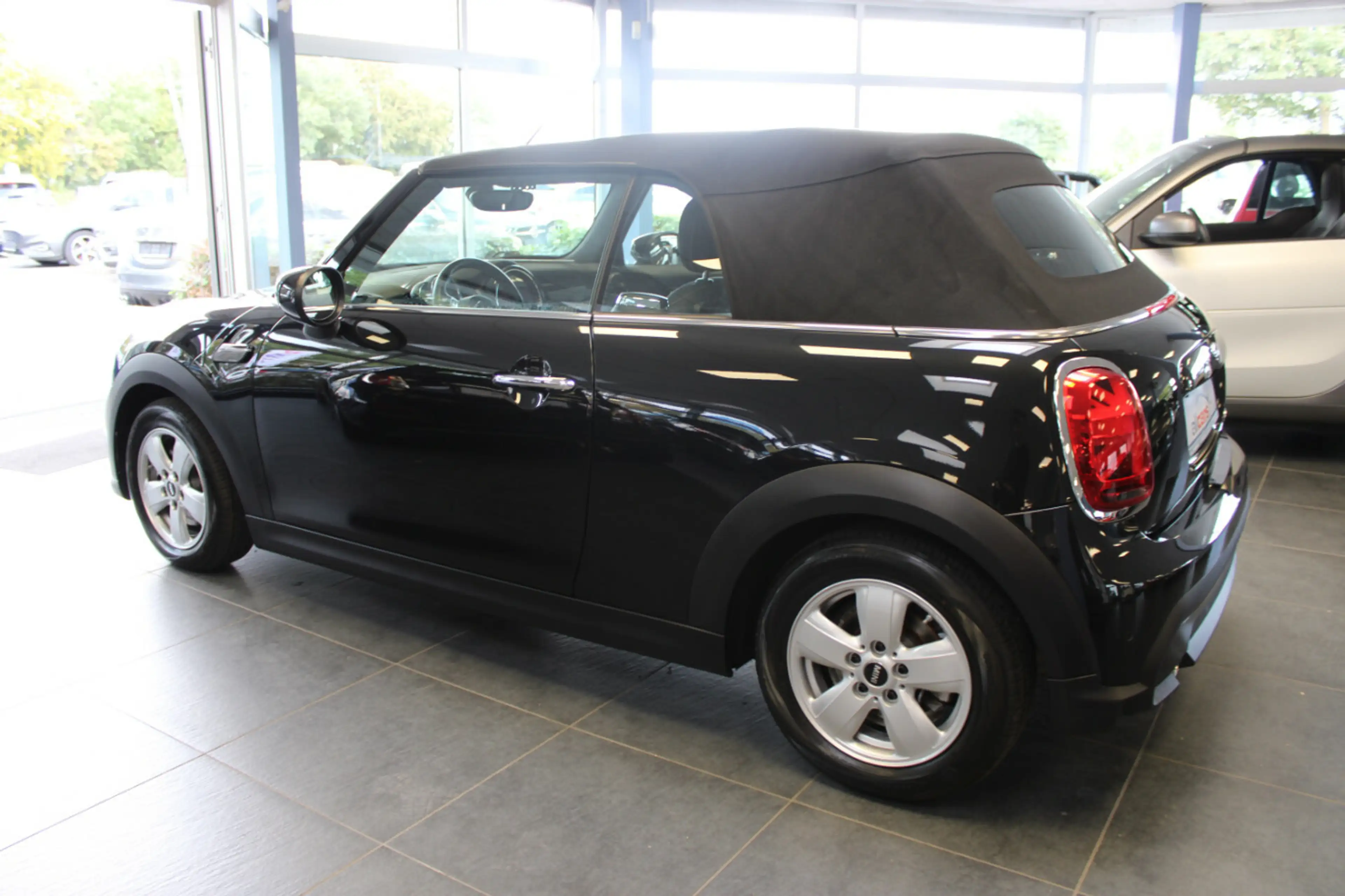 MINI Cooper Cabrio Aut. Essential Trim — photo 12