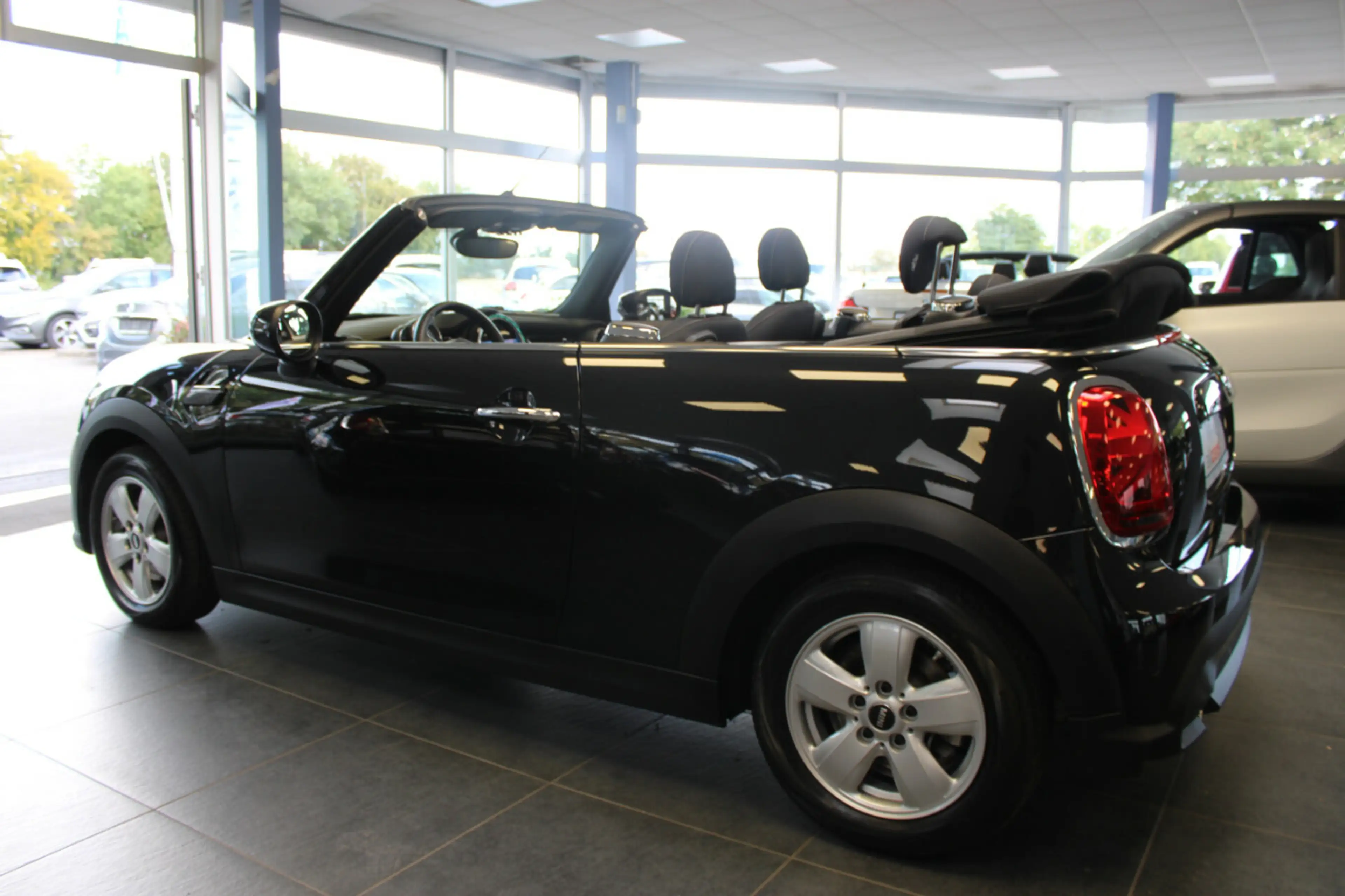 MINI Cooper Cabrio Aut. Essential Trim — photo 4