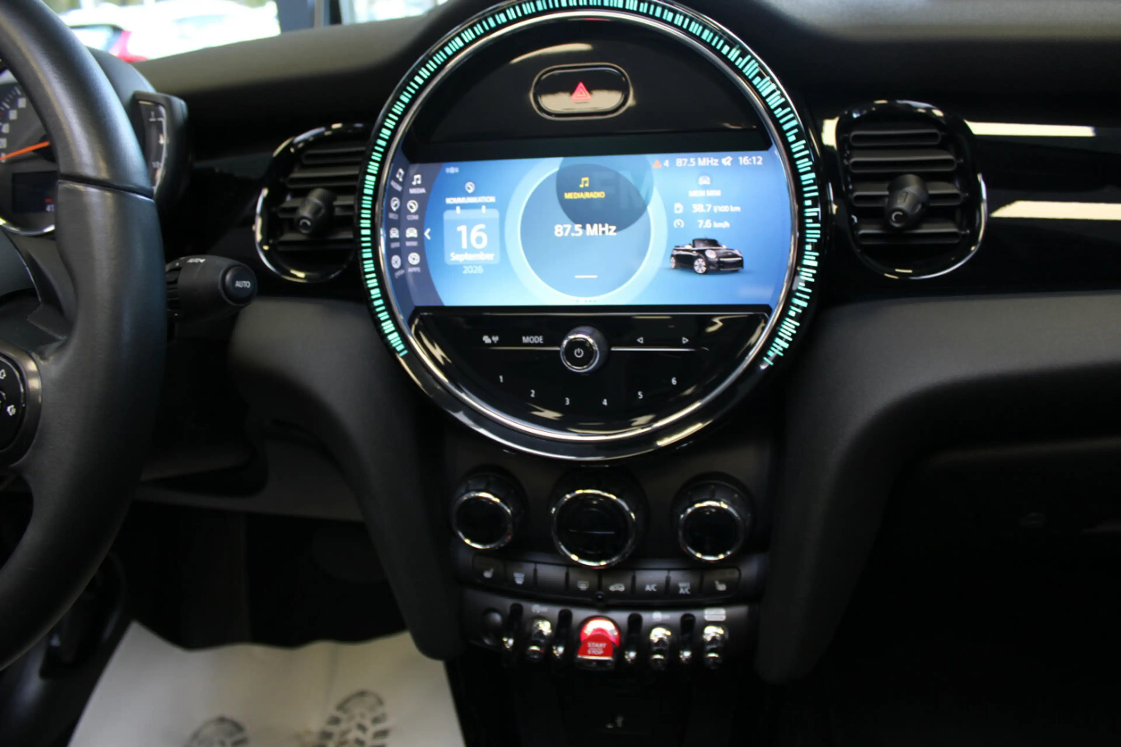 MINI Cooper Cabrio Aut. Essential Trim — photo 9