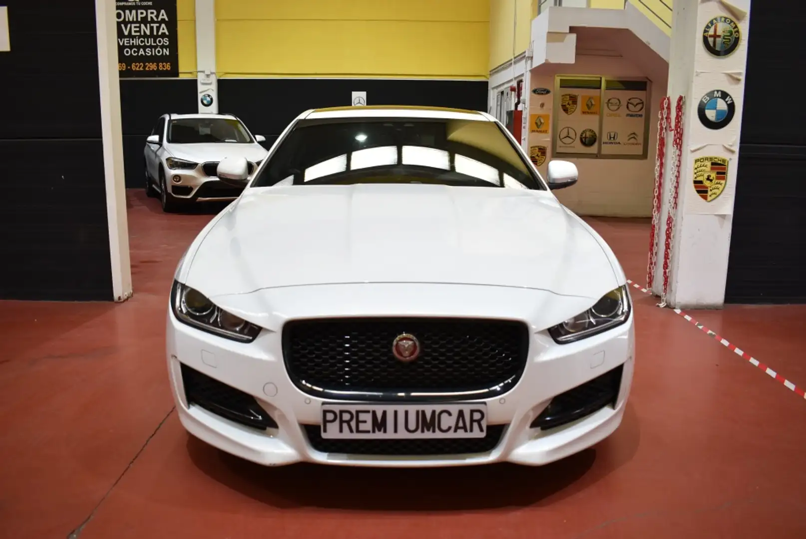 Jaguar XE 2.0 Diesel R-Sport Aut. 180 Weiß - 2