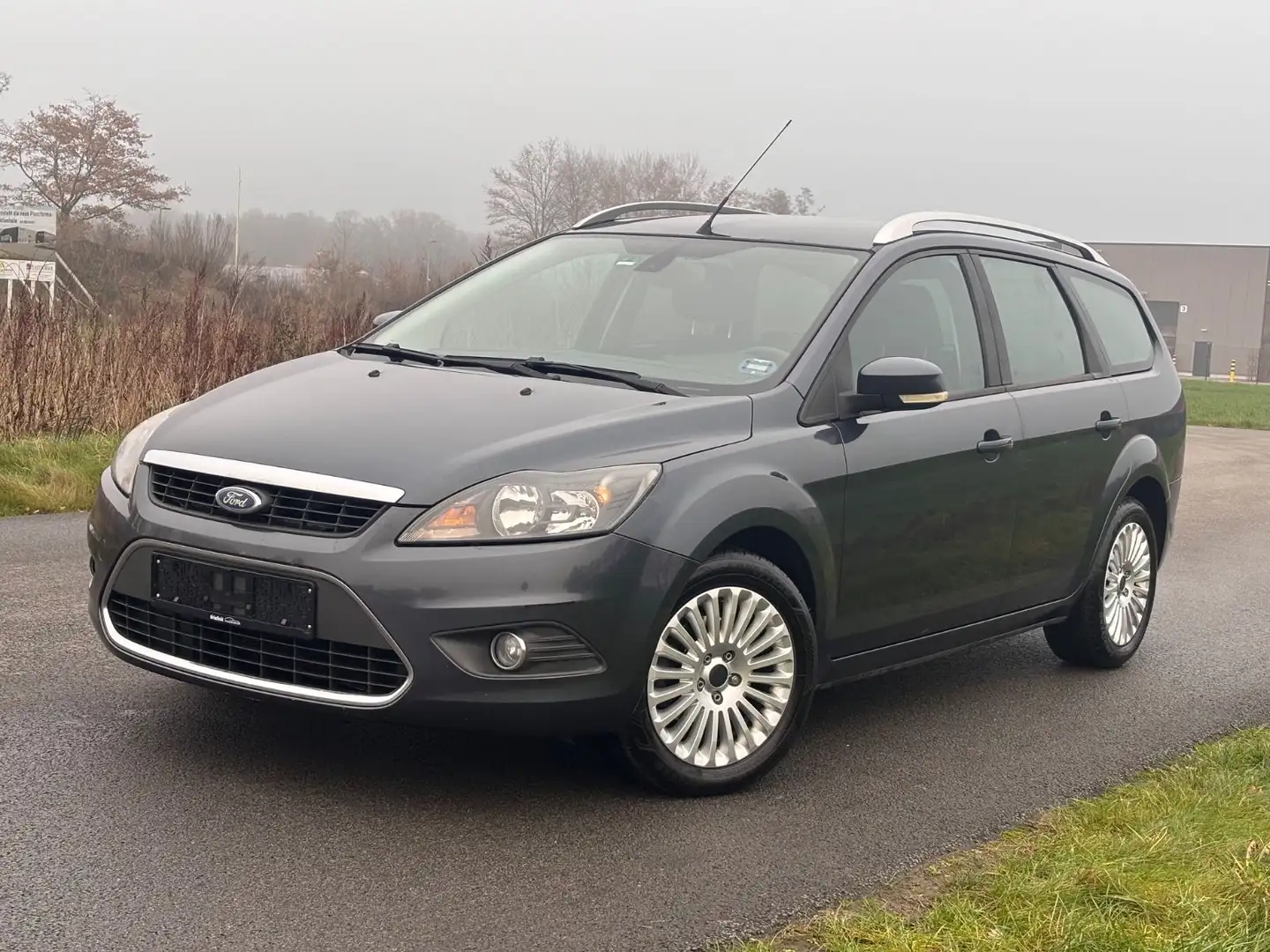 Ford Focus Turnier Titanium 1,6i Klimatronic-Navi-Alu Grau - 1