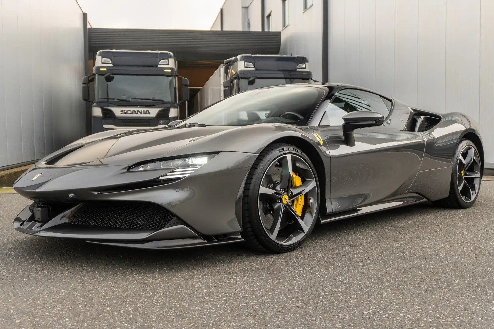 Ferrari SF90 Stradale V8 - Grigio Silverstone - Lift - CarPlay - Carbon Šedá - 2