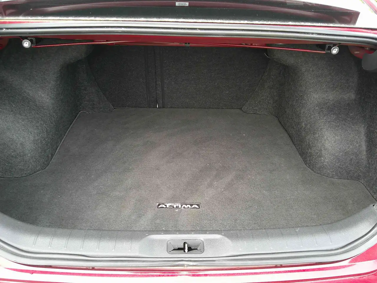 Nissan Altima снимка Nissan Altima