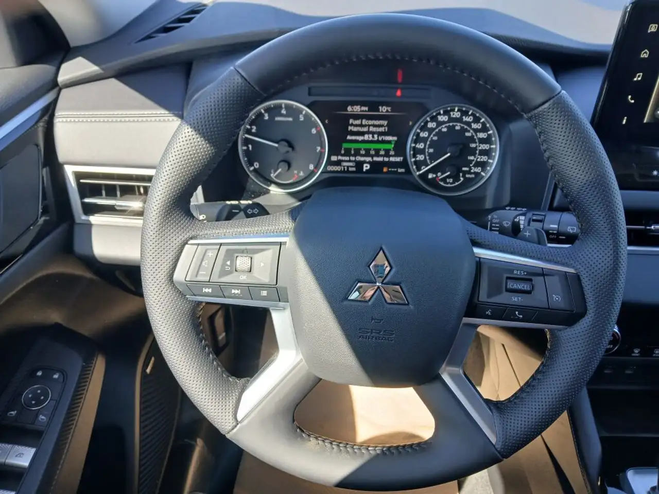 Mitsubishi Outlander снимка Mitsubishi Outlander