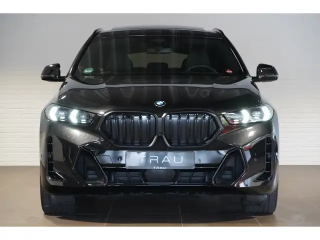 BMW X6 view 2