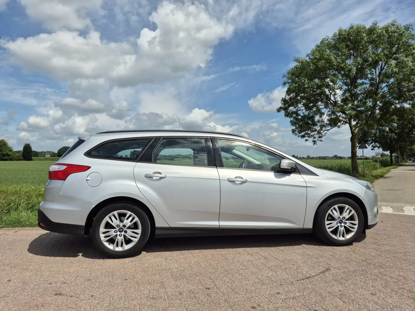 Ford Focus Wagon 1.6 TDCI Trend Airco Grijs - 2