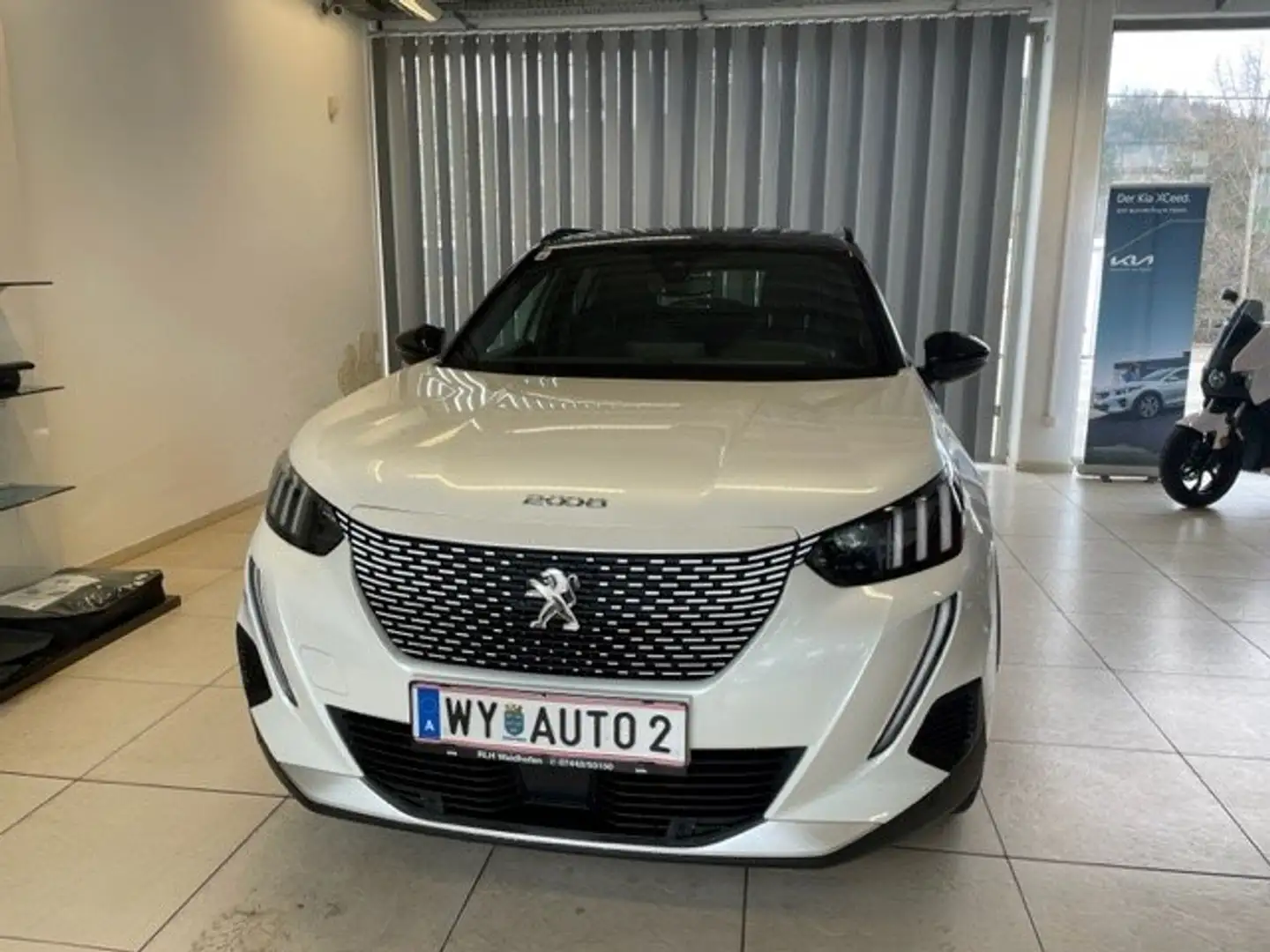 Peugeot 2008 e-2008 50kWh GT Weiß - 1