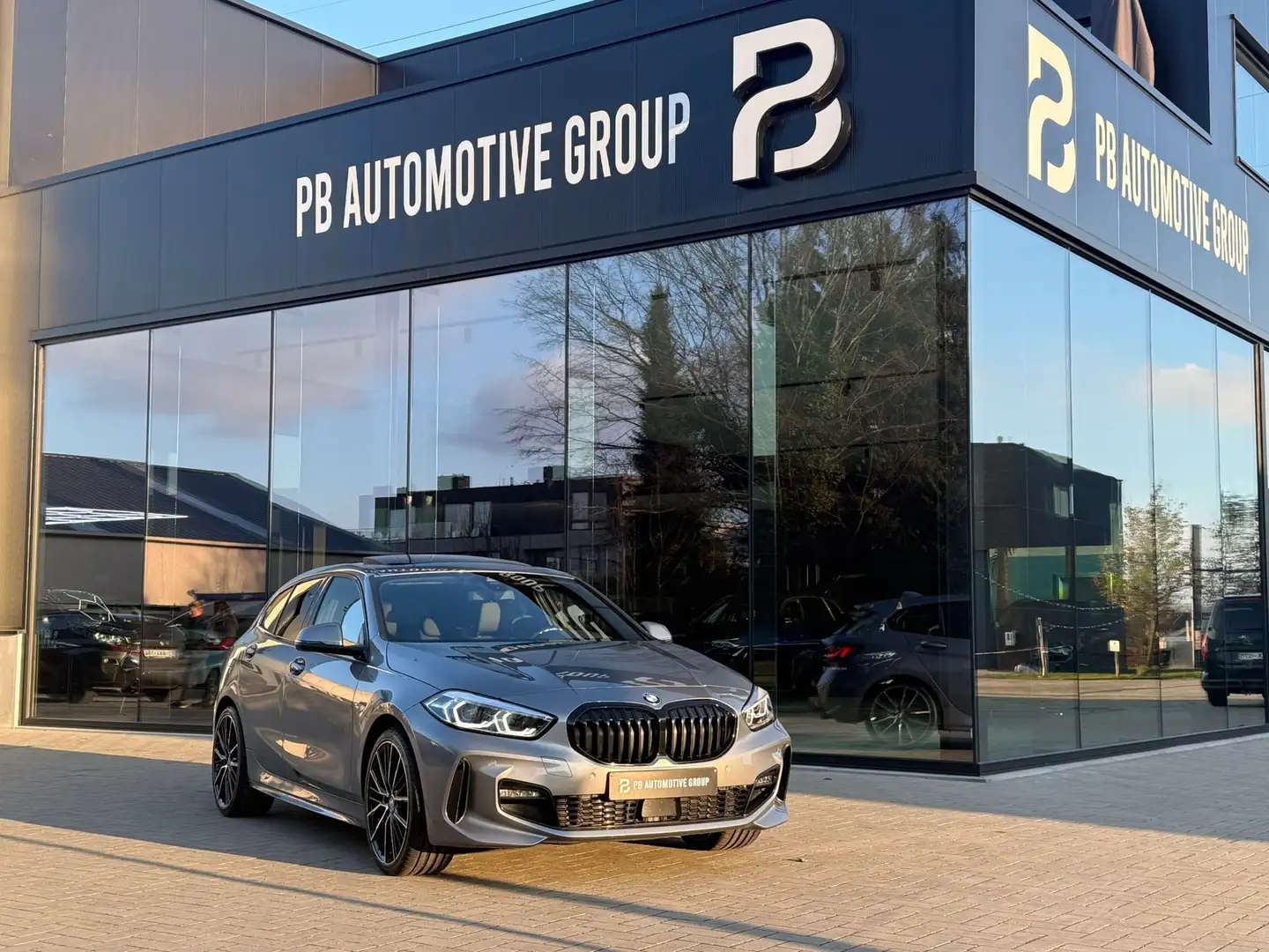 BMW 118 M-Pano-Zetelverwarming-Cam-Cockpit Prof-Sfeerverl Gris - 1