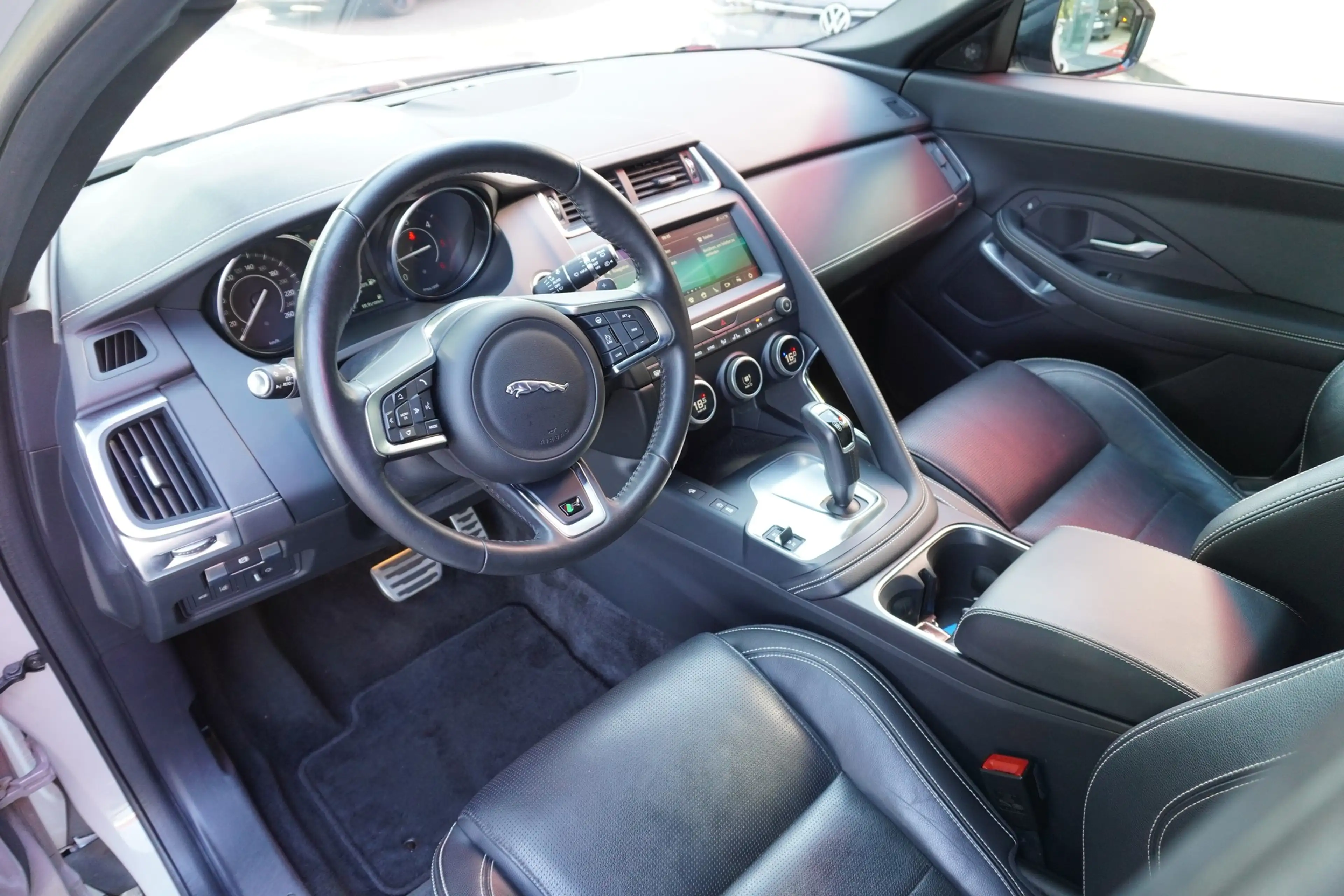 Jaguar E-Pace E-PACE 2.0 R-Dynamic S AWD — photo 10