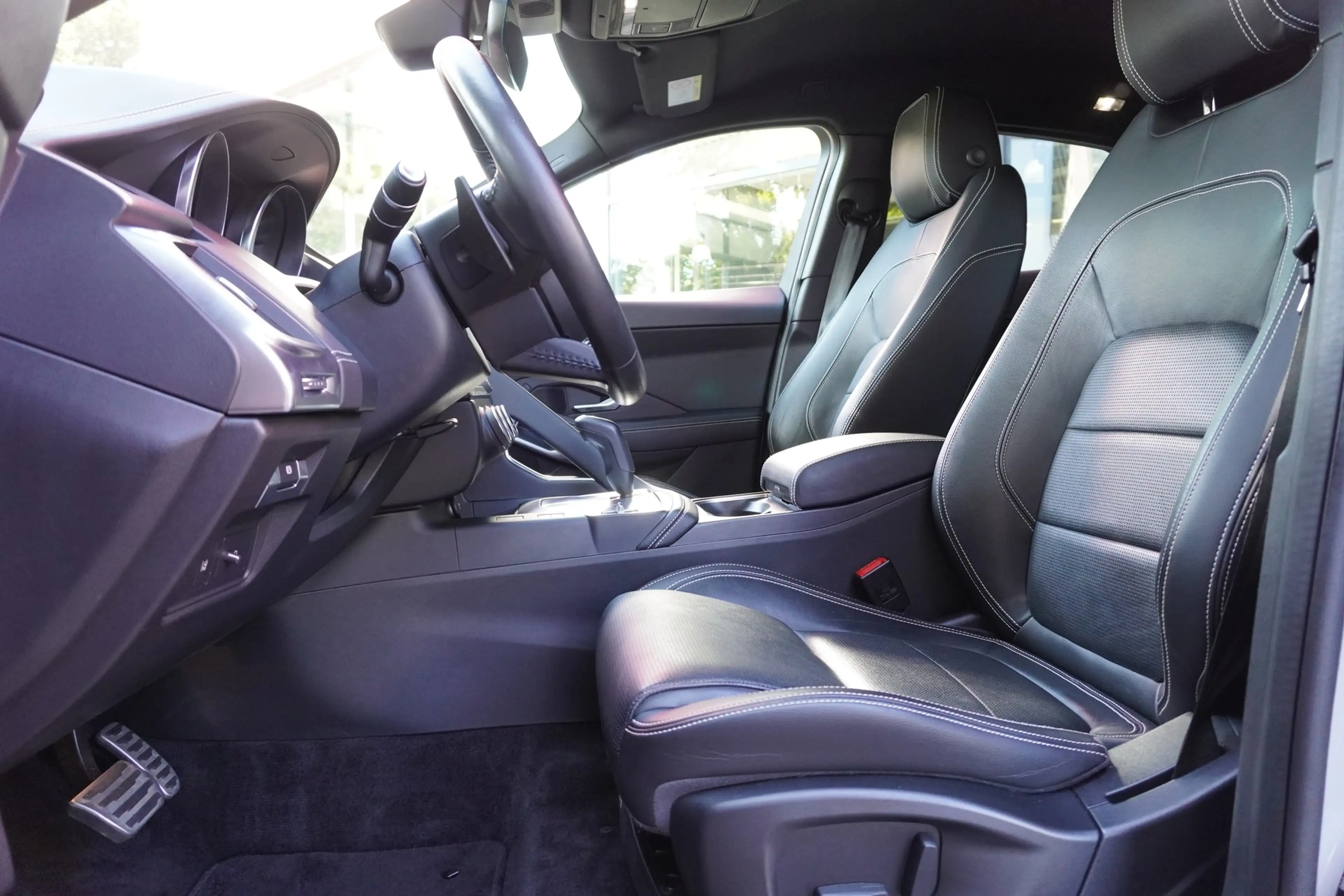 Jaguar E-Pace E-PACE 2.0 R-Dynamic S AWD — photo 11
