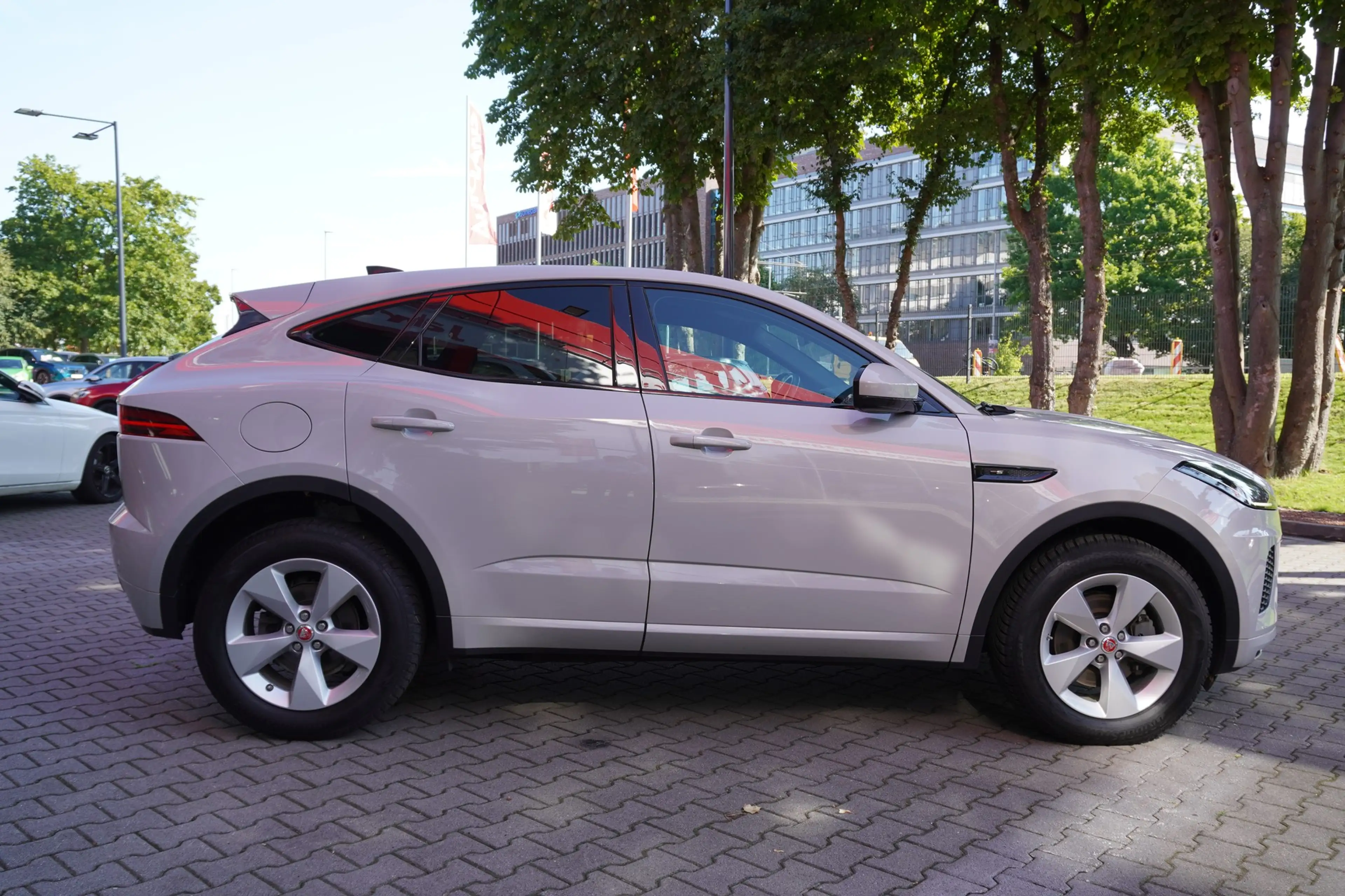 Jaguar E-Pace E-PACE 2.0 R-Dynamic S AWD — photo 5