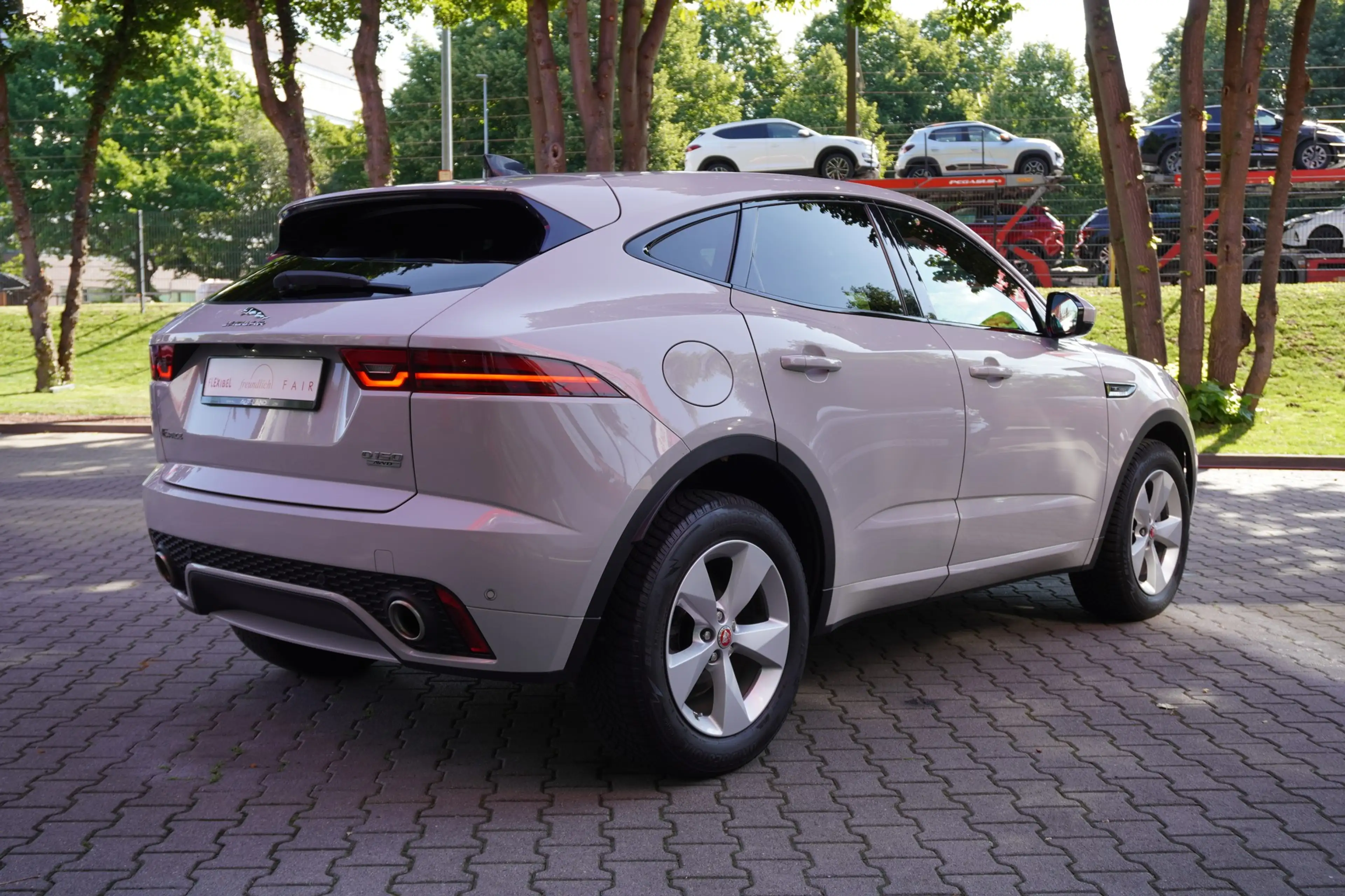 Jaguar E-Pace E-PACE 2.0 R-Dynamic S AWD — photo 6