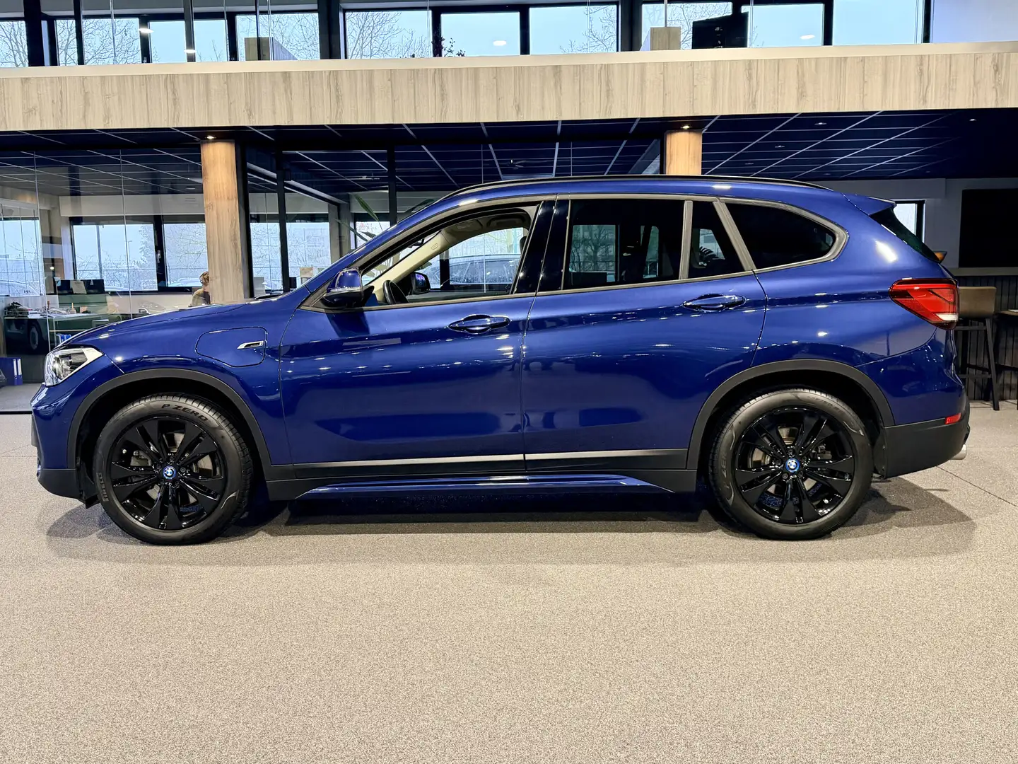 BMW X1 xDrive25e Executive Sportline | Beige leder | Came Blau - 2