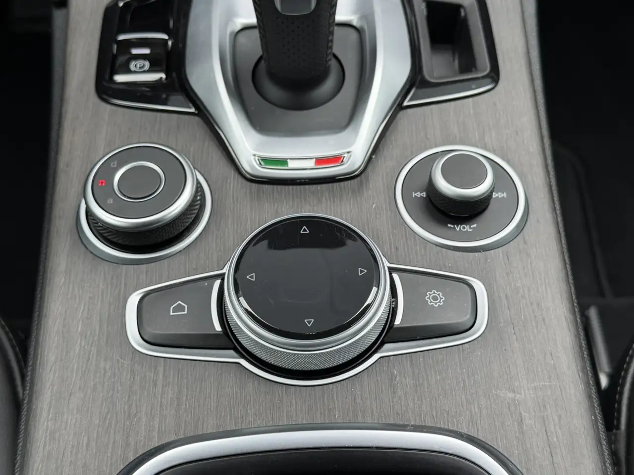 Alfa Romeo Stelvio 2023 — фото 26