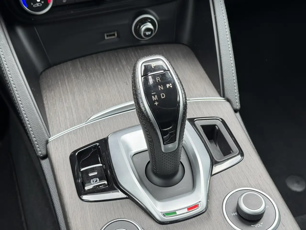 Alfa Romeo Stelvio 2023 — фото 27