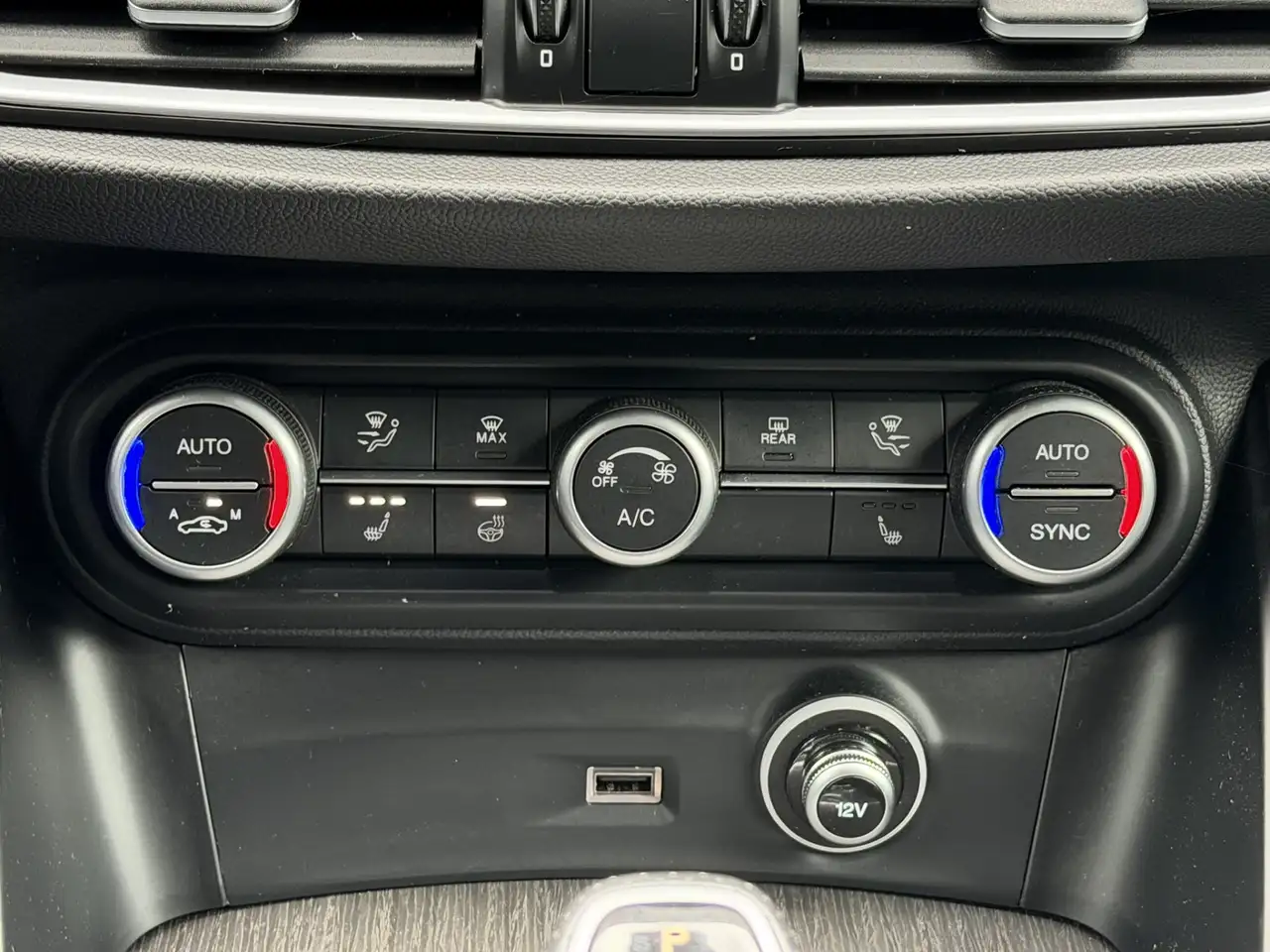 Alfa Romeo Stelvio 2023 — фото 28