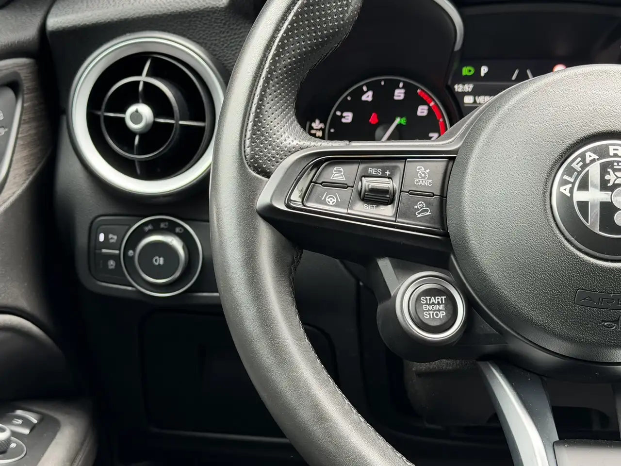 Alfa Romeo Stelvio 2023 — фото 23