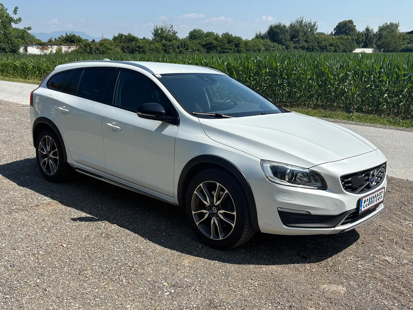 Volvo V60 Cross Country D3 Kinetic Geartronic Weiß - 1